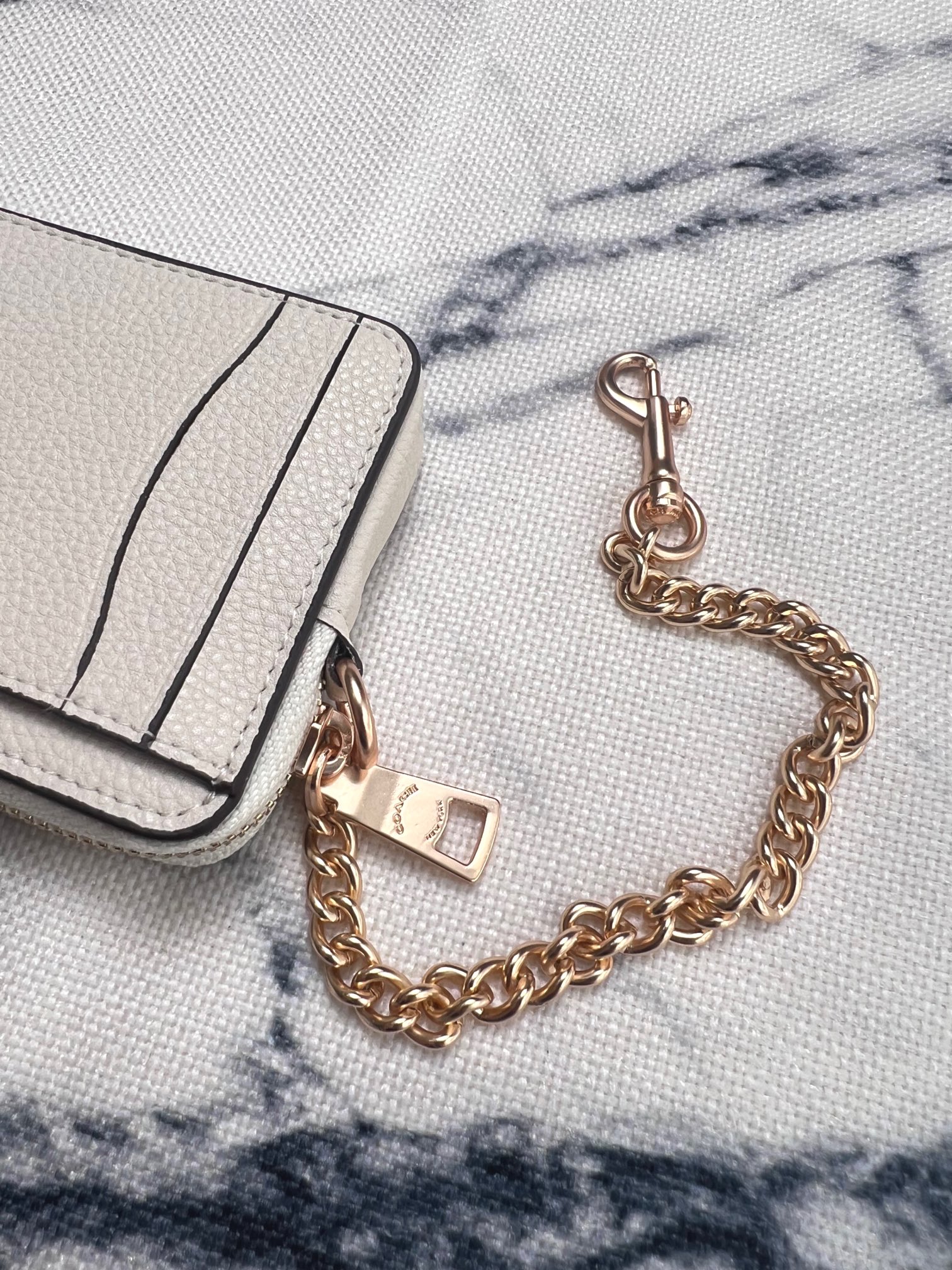 Coach ～Coach 新品 链条小卡包白色荔枝纹
