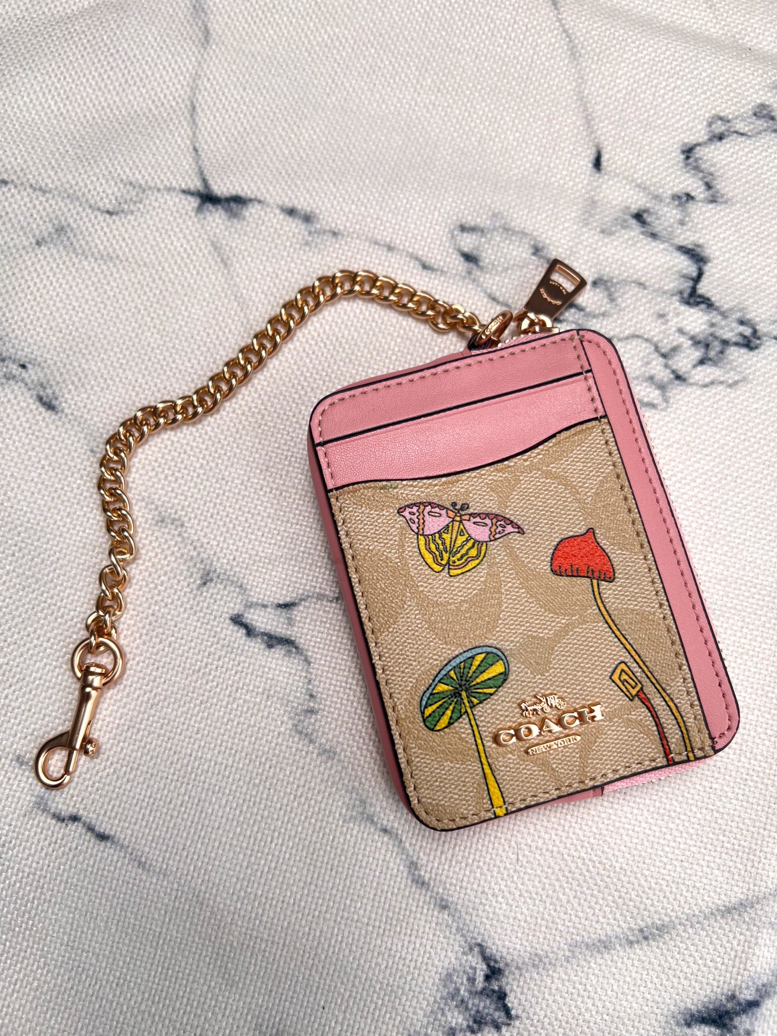 Coach ～Coach 新品 链条小卡包手绘插图粉嫩米白CU403正面三个卡位放3-5张卡