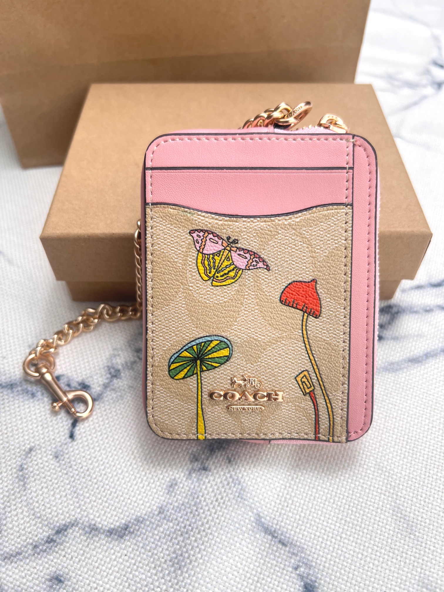 Coach ～Coach 新品 链条小卡包手绘插图粉嫩米白CU403正面三个卡位放3-5张卡