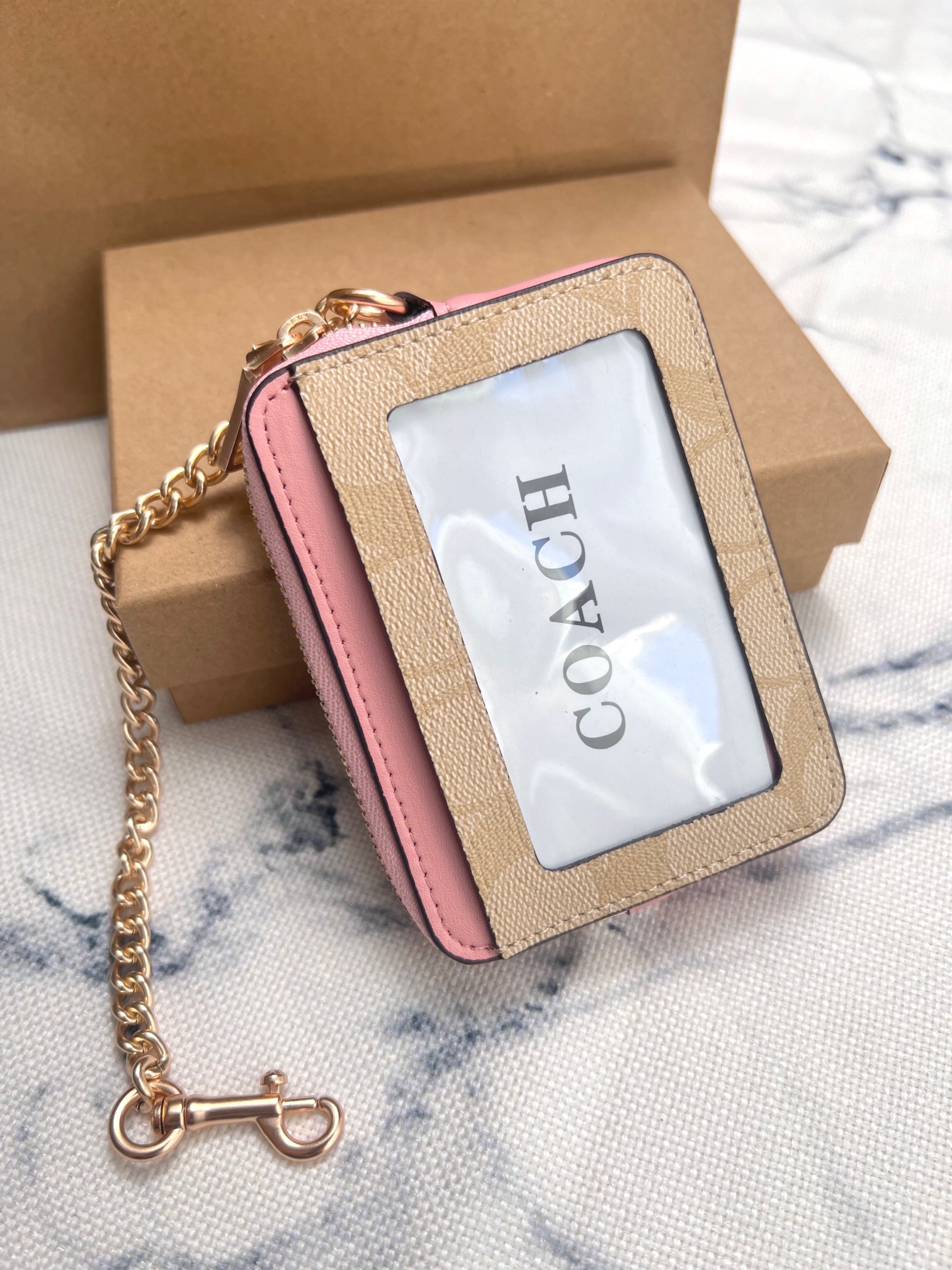 Coach ～Coach 新品 链条小卡包手绘插图粉嫩米白CU403正面三个卡位放3-5张卡