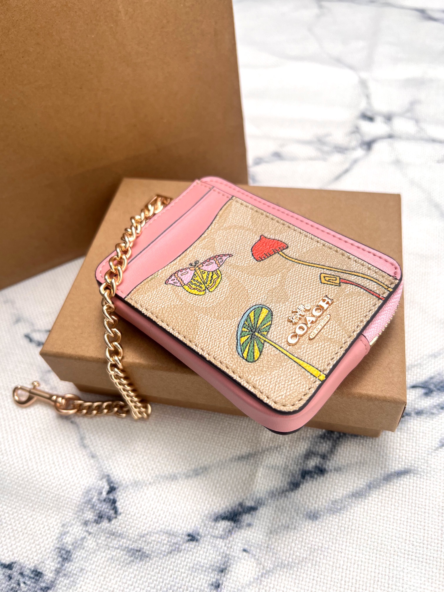 Coach ～Coach 新品 链条小卡包手绘插图粉嫩米白CU403正面三个卡位放3-5张卡