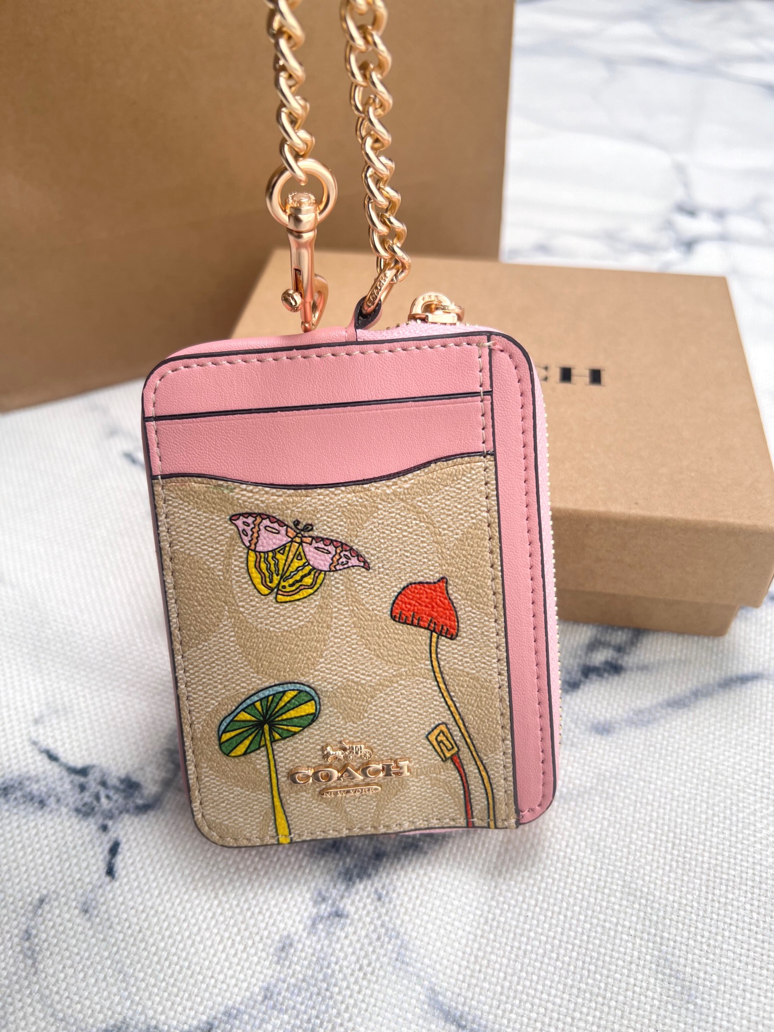 Coach ～Coach 新品 链条小卡包手绘插图粉嫩米白CU403正面三个卡位放3-5张卡