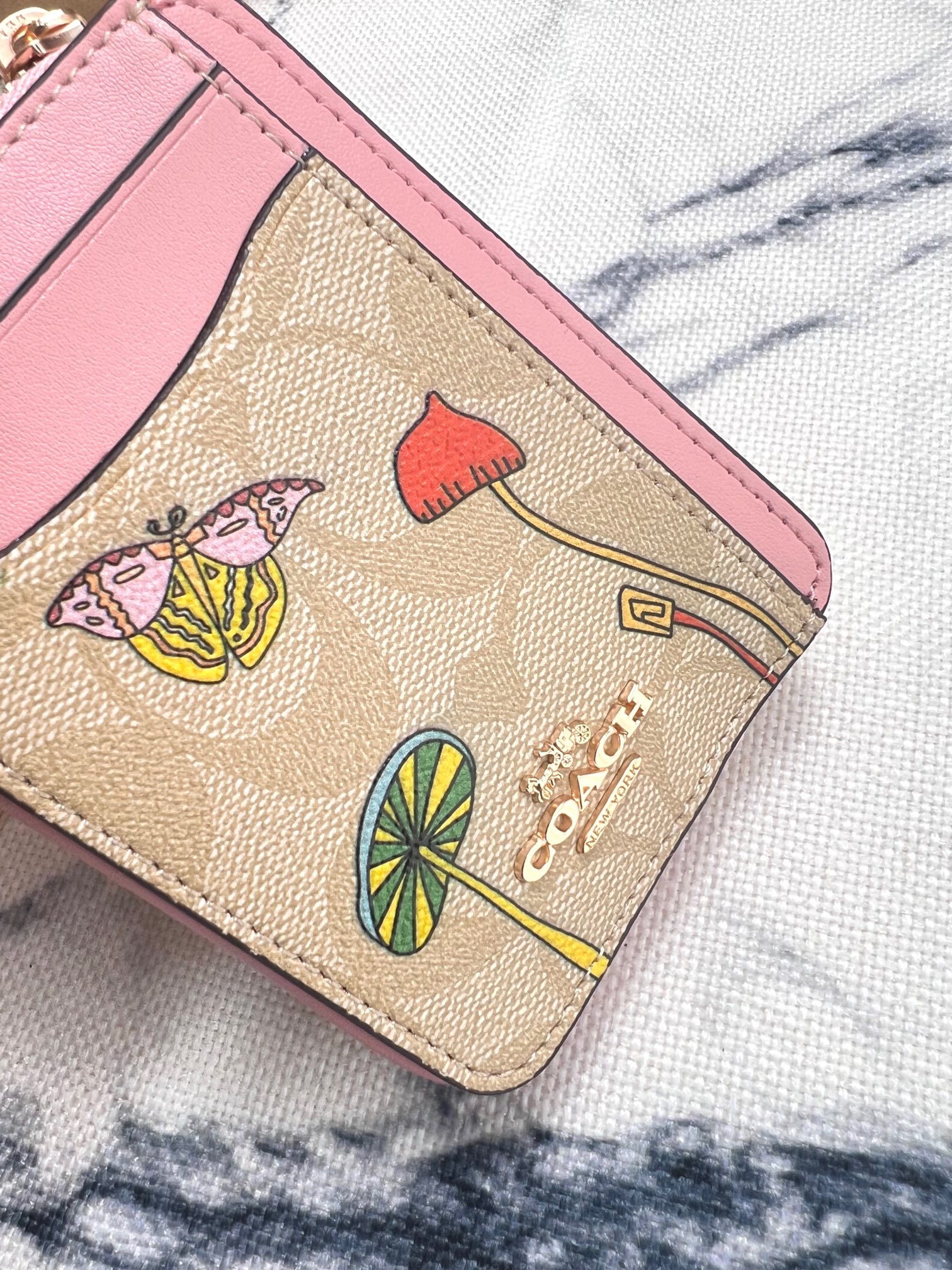 Coach ～Coach 新品 链条小卡包手绘插图粉嫩米白CU403正面三个卡位放3-5张卡