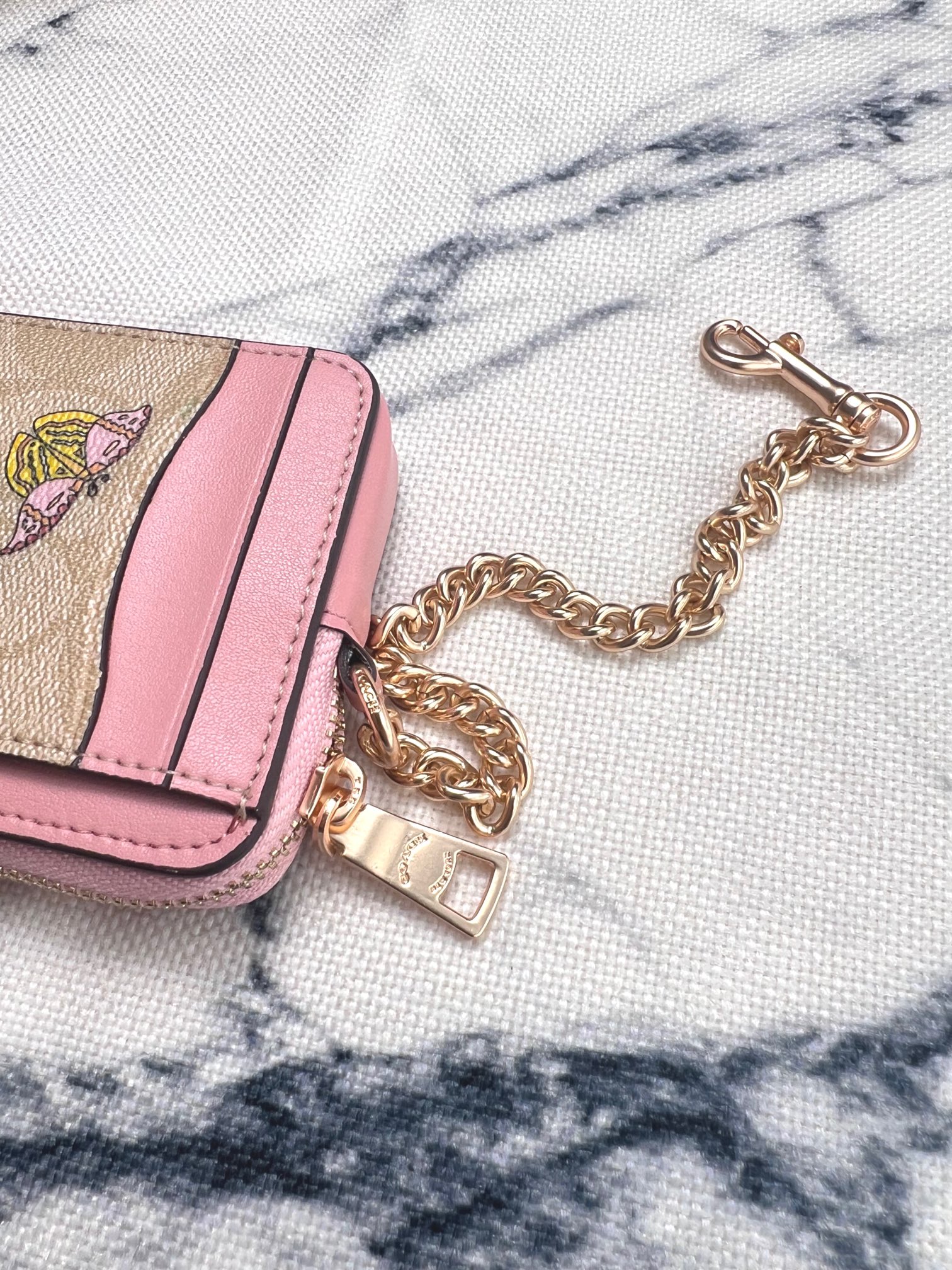 Coach ～Coach 新品 链条小卡包手绘插图粉嫩米白CU403正面三个卡位放3-5张卡