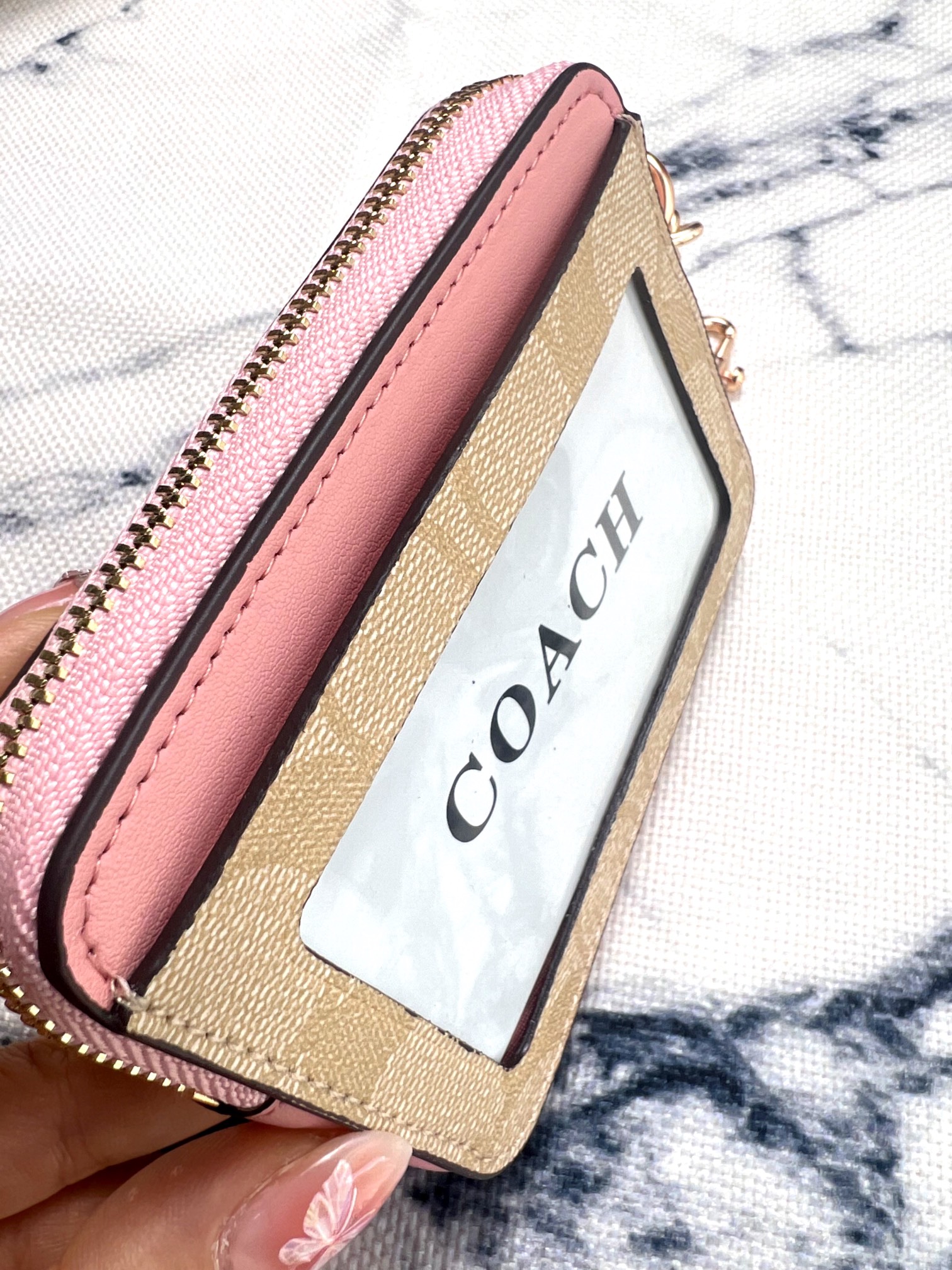 Coach ～Coach 新品 链条小卡包手绘插图粉嫩米白CU403正面三个卡位放3-5张卡