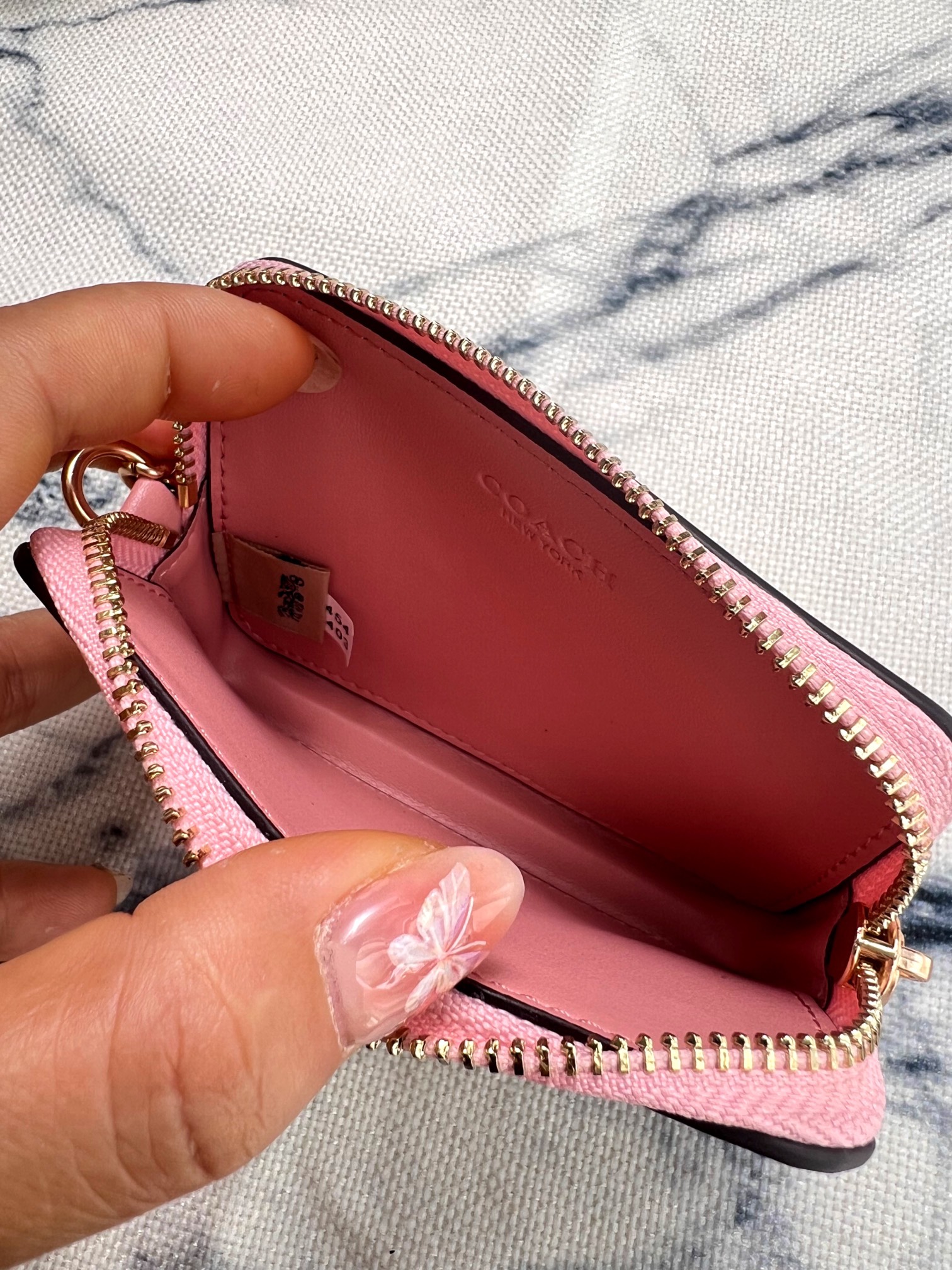 Coach ～Coach 新品 链条小卡包手绘插图粉嫩米白CU403正面三个卡位放3-5张卡
