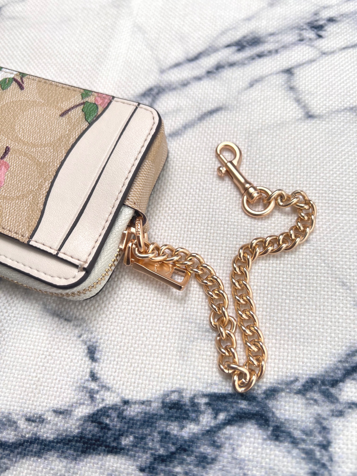 Coach ～Coach 新品 链条小卡包米白色印花