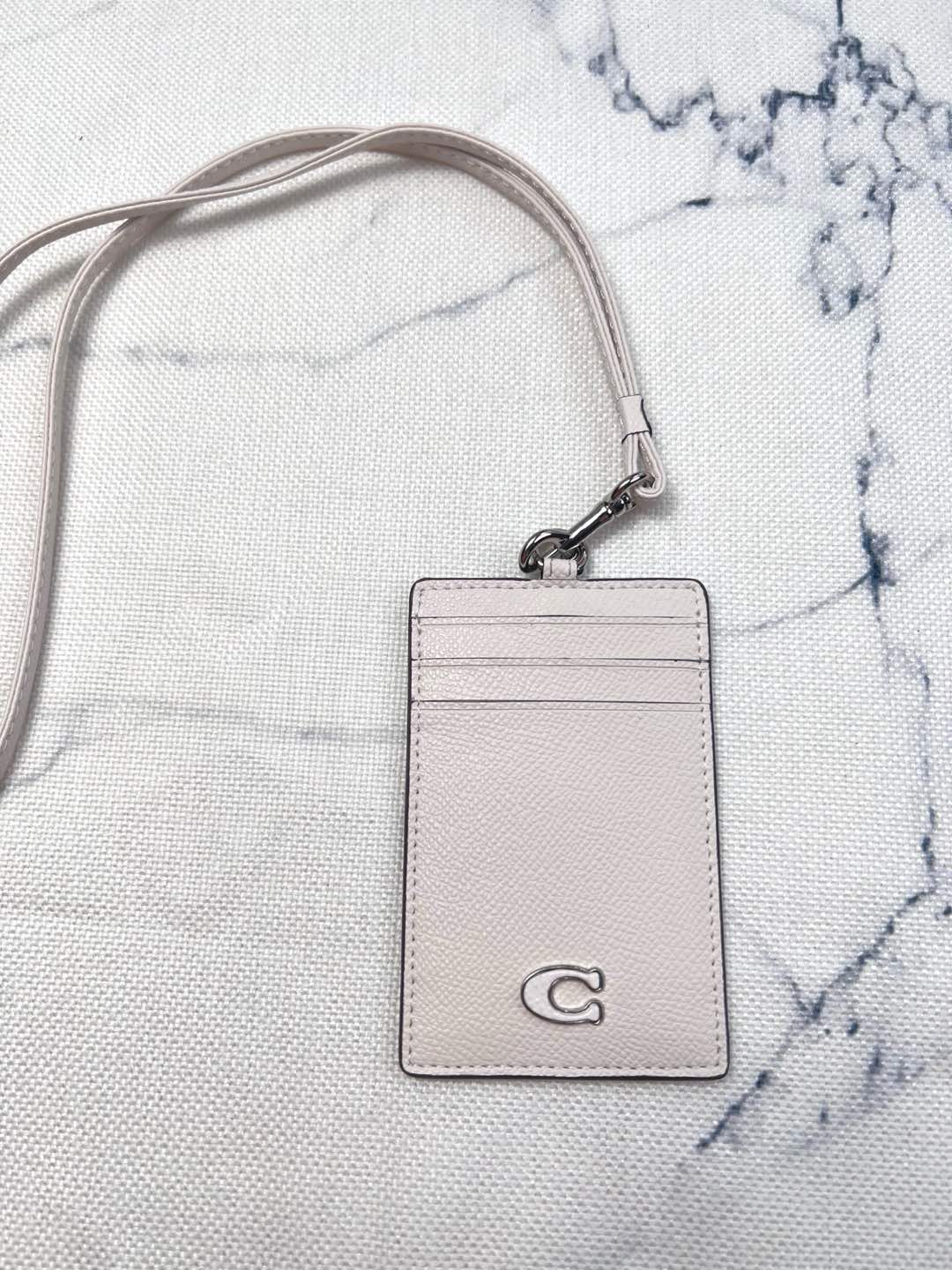 Coach ～coach 新款CU221 工作牌 男女通用款 上班族 学生们的最爱 C字的logo标志