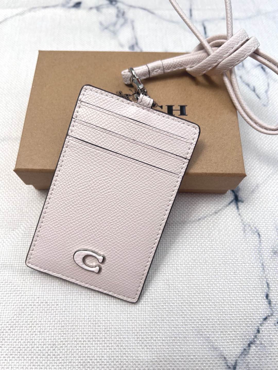 Coach ～coach 新款CU221 工作牌 男女通用款 上班族 学生们的最爱 C字的logo标志