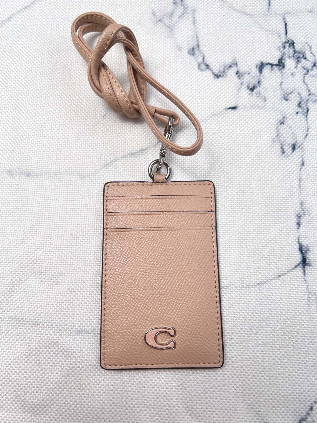 Coach ～coach 新款CU221 工作牌 男女通用款 上班族 学生们的最爱 C字的logo标志