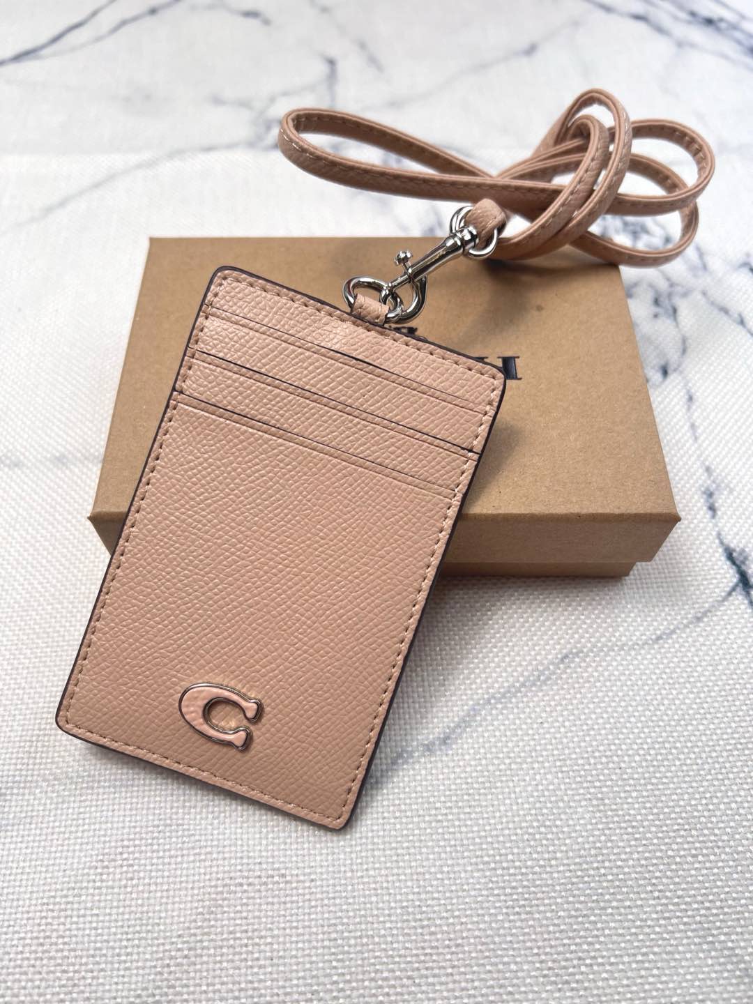 Coach ～coach 新款CU221 工作牌 男女通用款 上班族 学生们的最爱 C字的logo标志