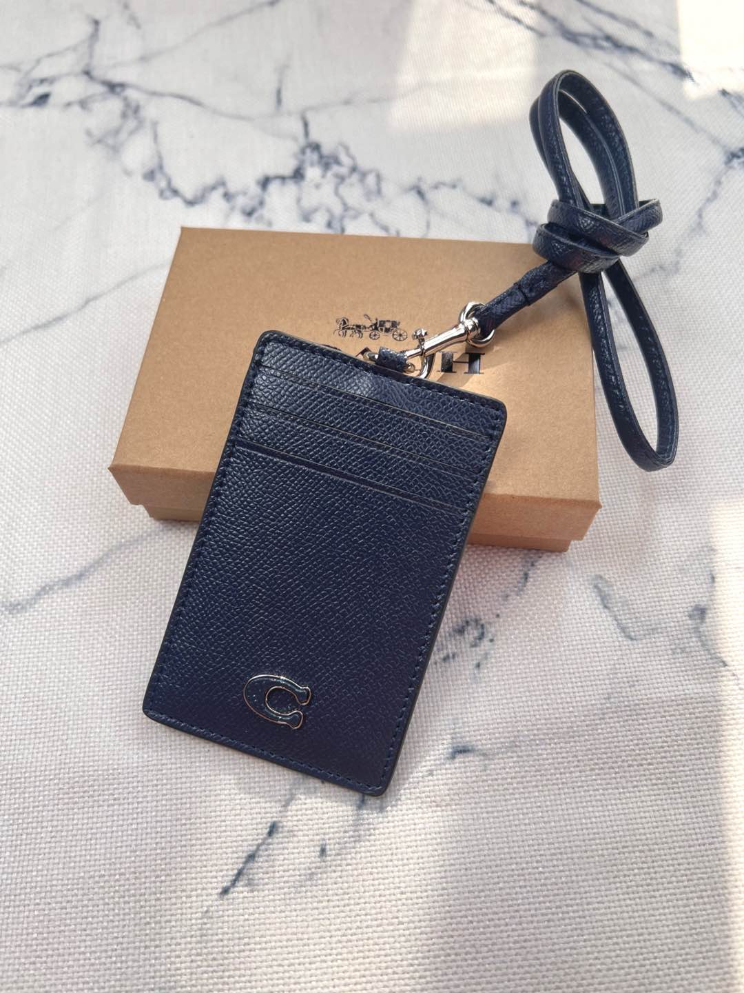 Coach ～coach 新款CU221 工作牌 男女通用款 上班族 学生们的最爱 C字的logo标志