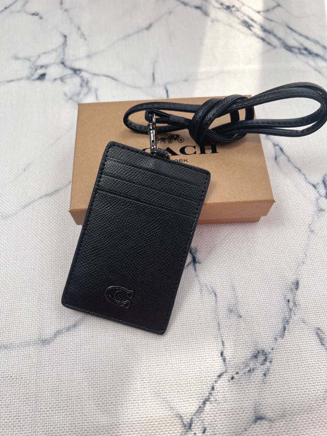 Coach ～coach 新款CU221 工作牌 男女通用款 上班族 学生们的最爱 C字的logo标志