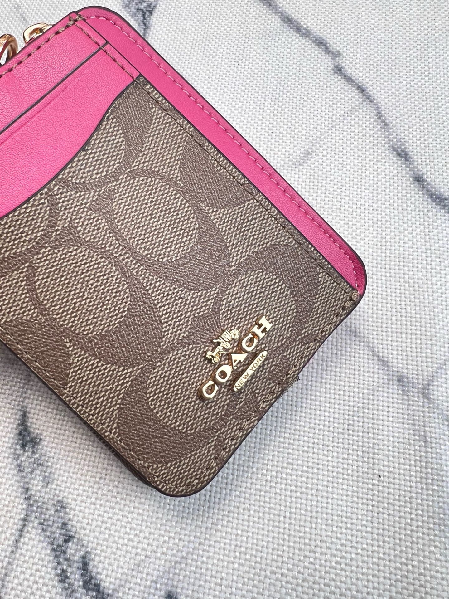 Coach ～Coach 新品 链条小卡包卡其色配梅红色牛皮C0058