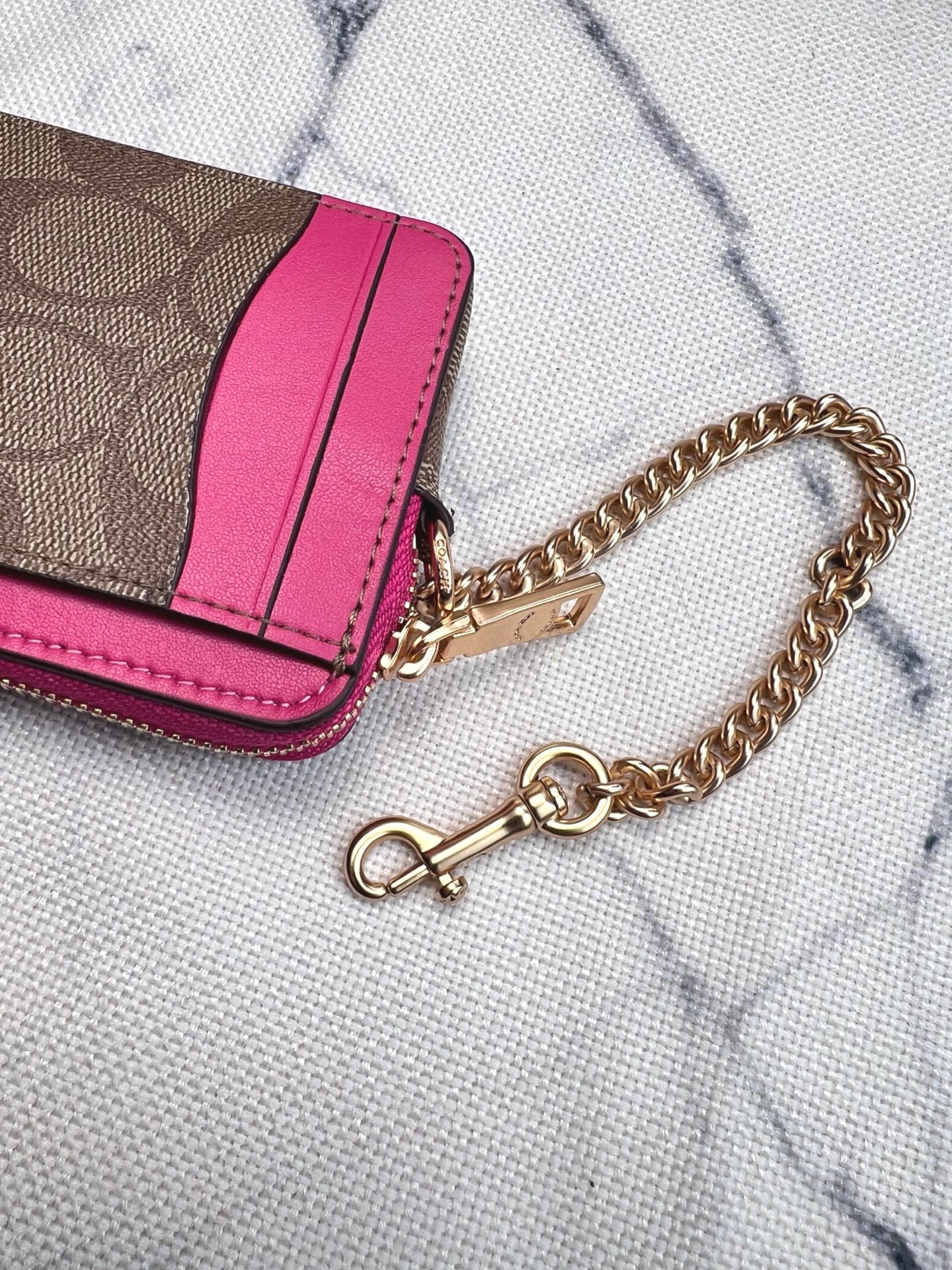 Coach ～Coach 新品 链条小卡包卡其色配梅红色牛皮C0058