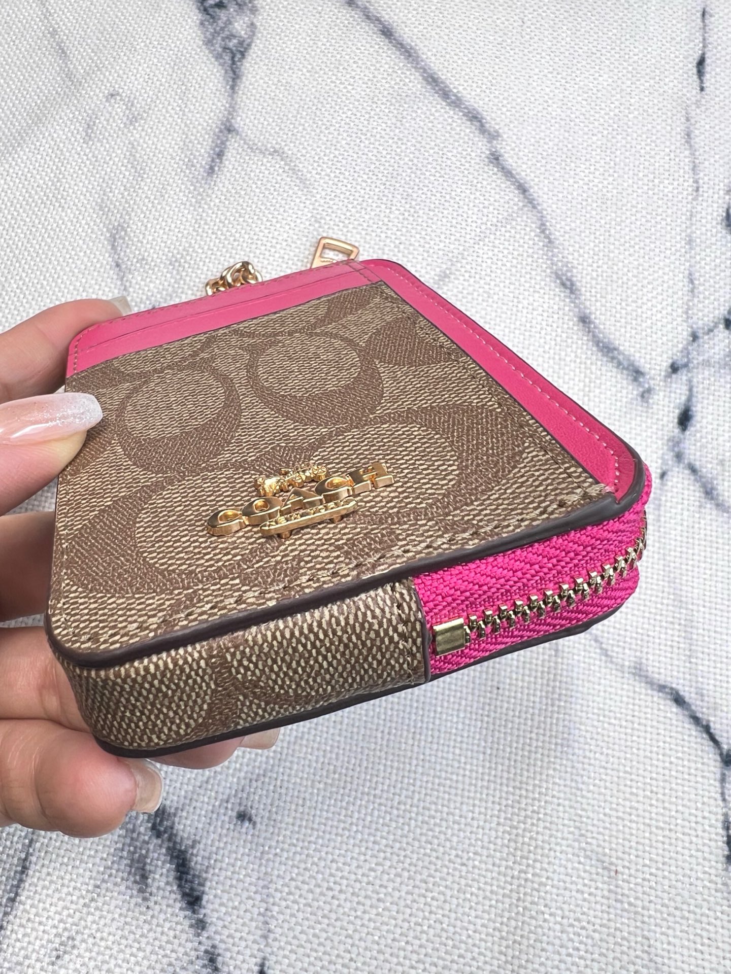 Coach ～Coach 新品 链条小卡包卡其色配梅红色牛皮C0058