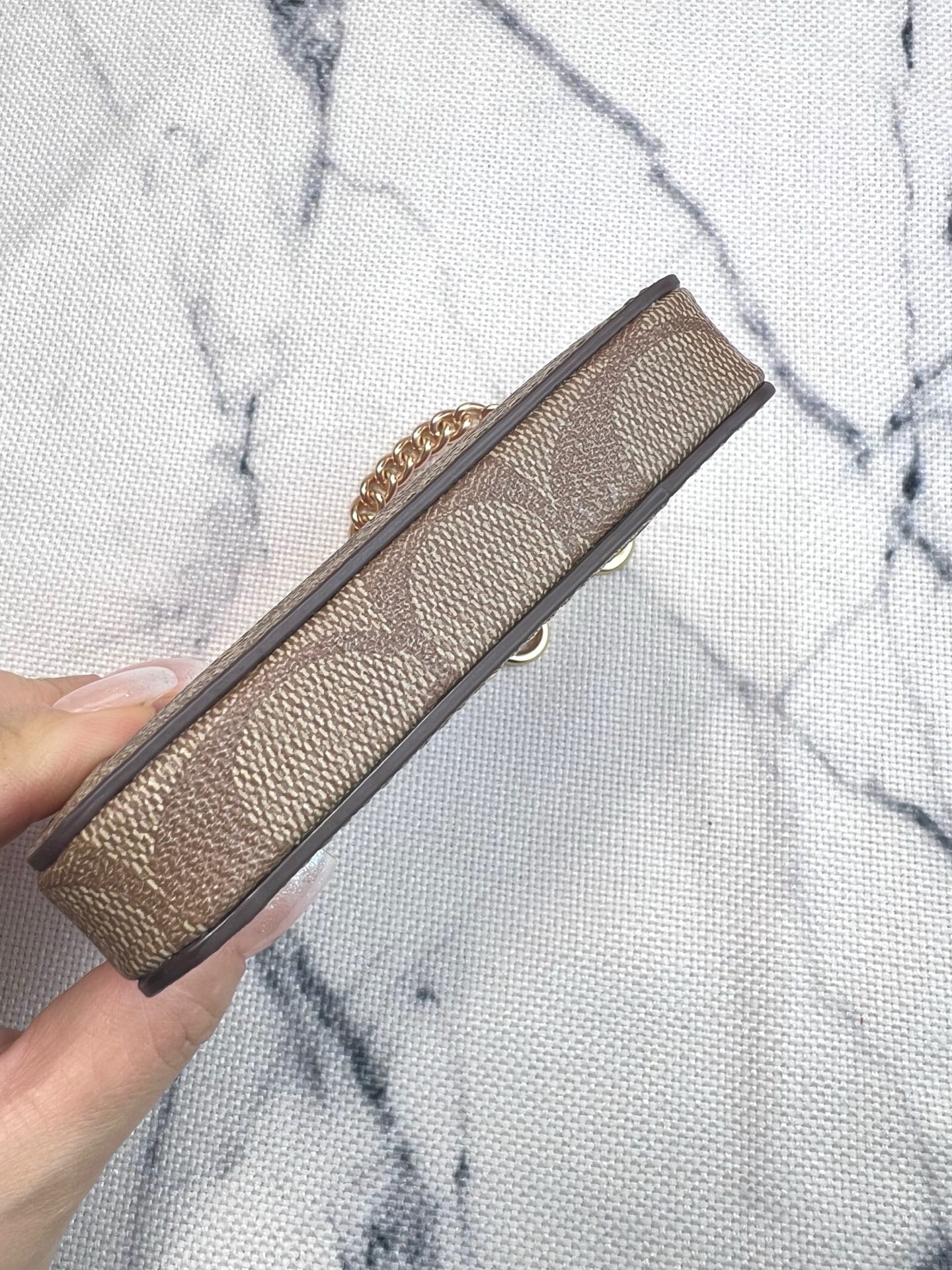 Coach ～Coach 新品 链条小卡包卡其色配梅红色牛皮C0058