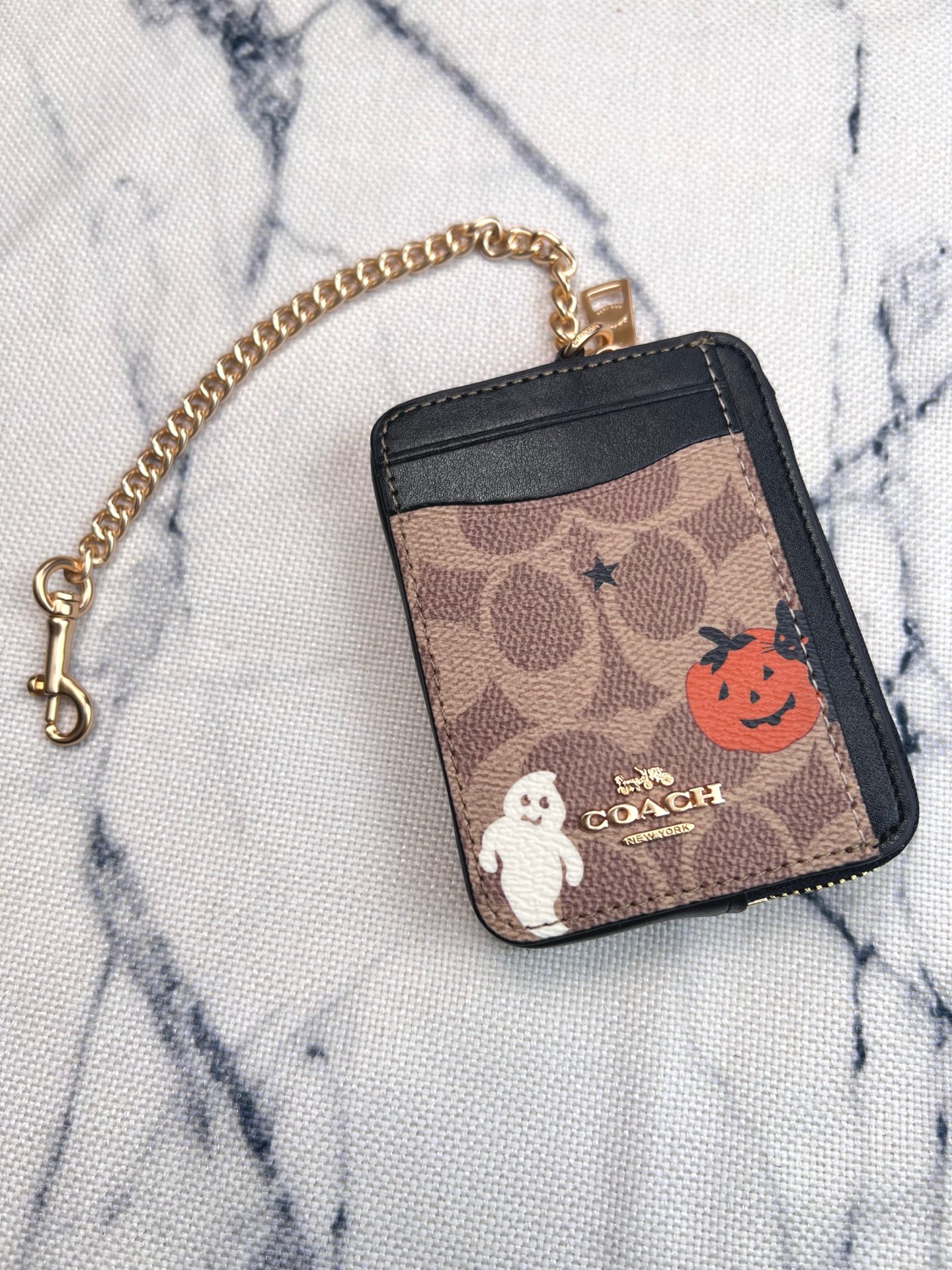 Coach ～Coach 新品 链条小卡包南瓜小怪卡其棕配黑CW886正面三个卡位放3-5张卡 里面可放小口红背后有证件照身份证驾驶证 可以挂在包上 内里是牛皮的哦 耐磨耐用还高级 礼盒套装送人自用都非常奈斯的一款小方包