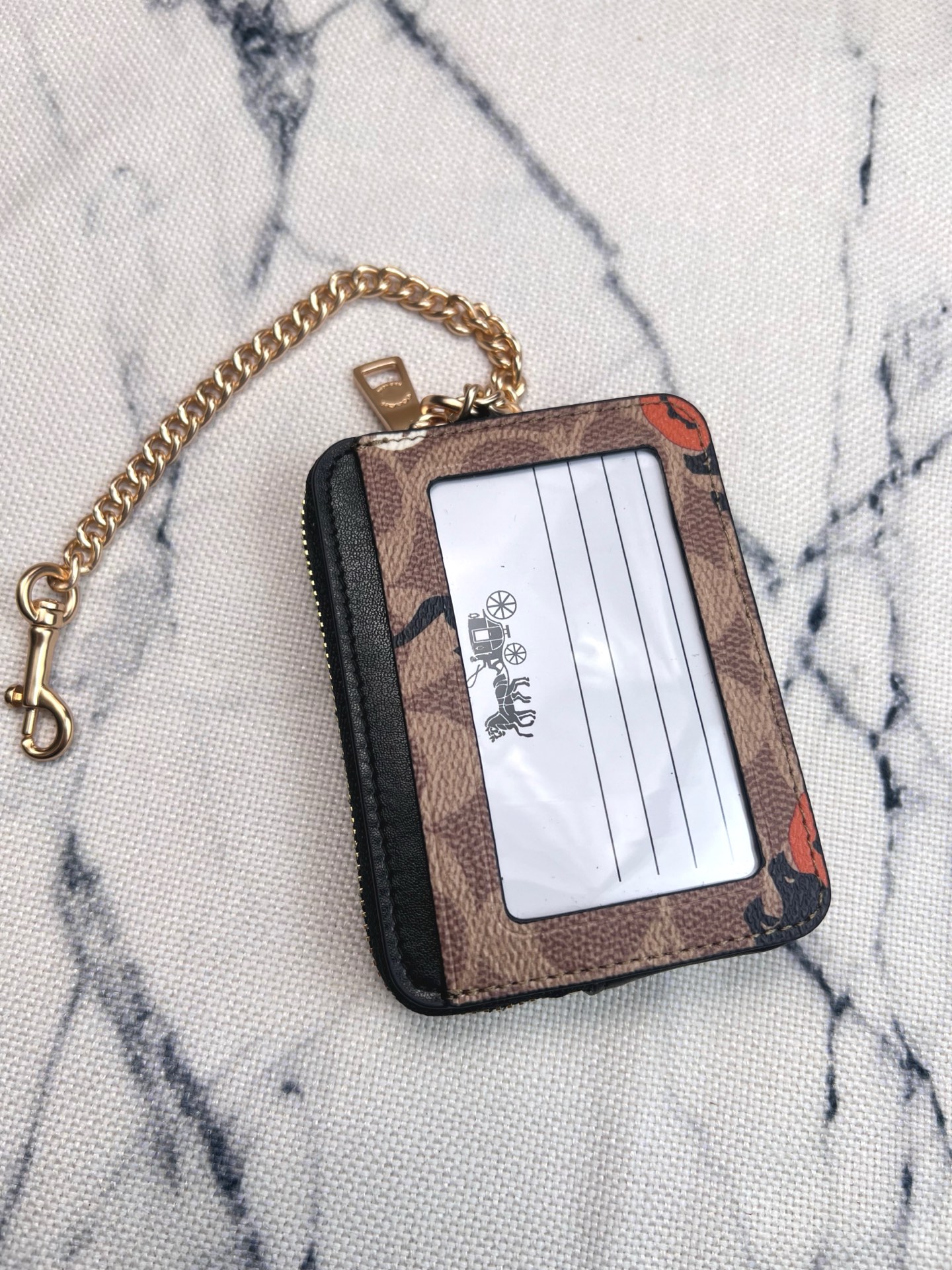 Coach ～Coach 新品 链条小卡包南瓜小怪卡其棕配黑CW886正面三个卡位放3-5张卡 里面可放小口红背后有证件照身份证驾驶证 可以挂在包上 内里是牛皮的哦 耐磨耐用还高级 礼盒套装送人自用都非常奈斯的一款小方包