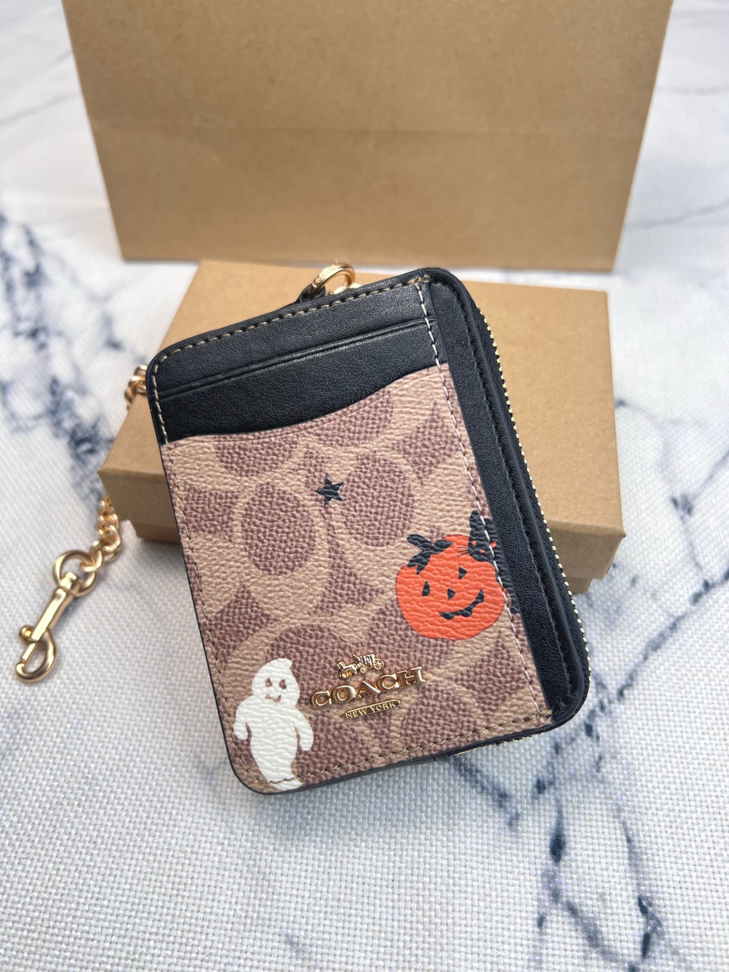 Coach ～Coach 新品 链条小卡包南瓜小怪卡其棕配黑CW886正面三个卡位放3-5张卡 里面可放小口红背后有证件照身份证驾驶证 可以挂在包上 内里是牛皮的哦 耐磨耐用还高级 礼盒套装送人自用都非常奈斯的一款小方包