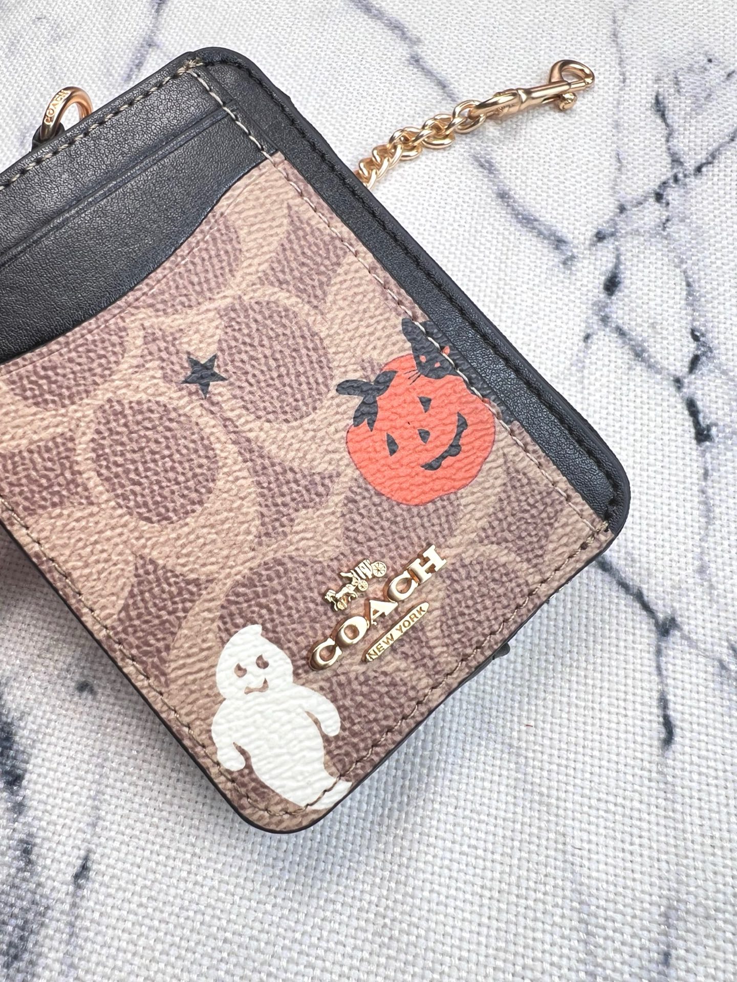 Coach ～Coach 新品 链条小卡包南瓜小怪卡其棕配黑CW886正面三个卡位放3-5张卡 里面可放小口红背后有证件照身份证驾驶证 可以挂在包上 内里是牛皮的哦 耐磨耐用还高级 礼盒套装送人自用都非常奈斯的一款小方包