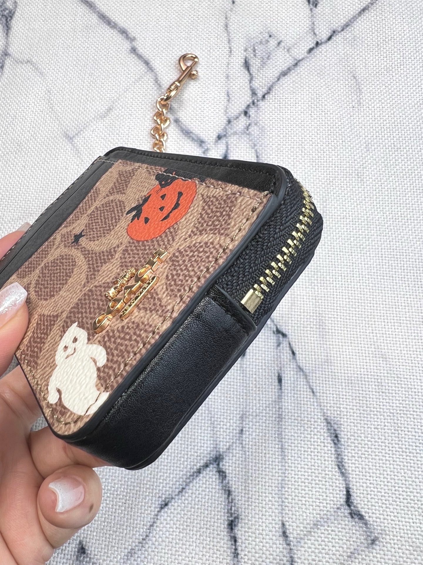 Coach ～Coach 新品 链条小卡包南瓜小怪卡其棕配黑CW886正面三个卡位放3-5张卡 里面可放小口红背后有证件照身份证驾驶证 可以挂在包上 内里是牛皮的哦 耐磨耐用还高级 礼盒套装送人自用都非常奈斯的一款小方包
