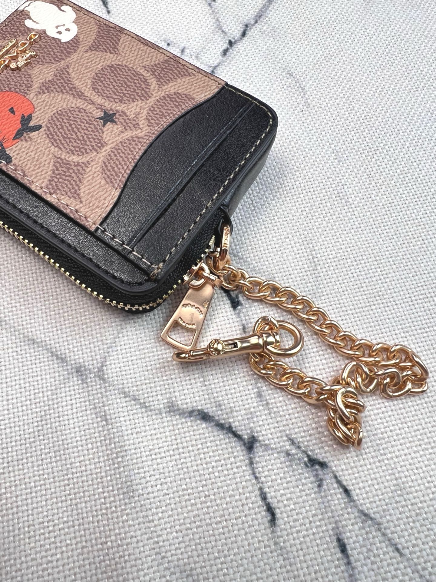 Coach ～Coach 新品 链条小卡包南瓜小怪卡其棕配黑CW886正面三个卡位放3-5张卡 里面可放小口红背后有证件照身份证驾驶证 可以挂在包上 内里是牛皮的哦 耐磨耐用还高级 礼盒套装送人自用都非常奈斯的一款小方包