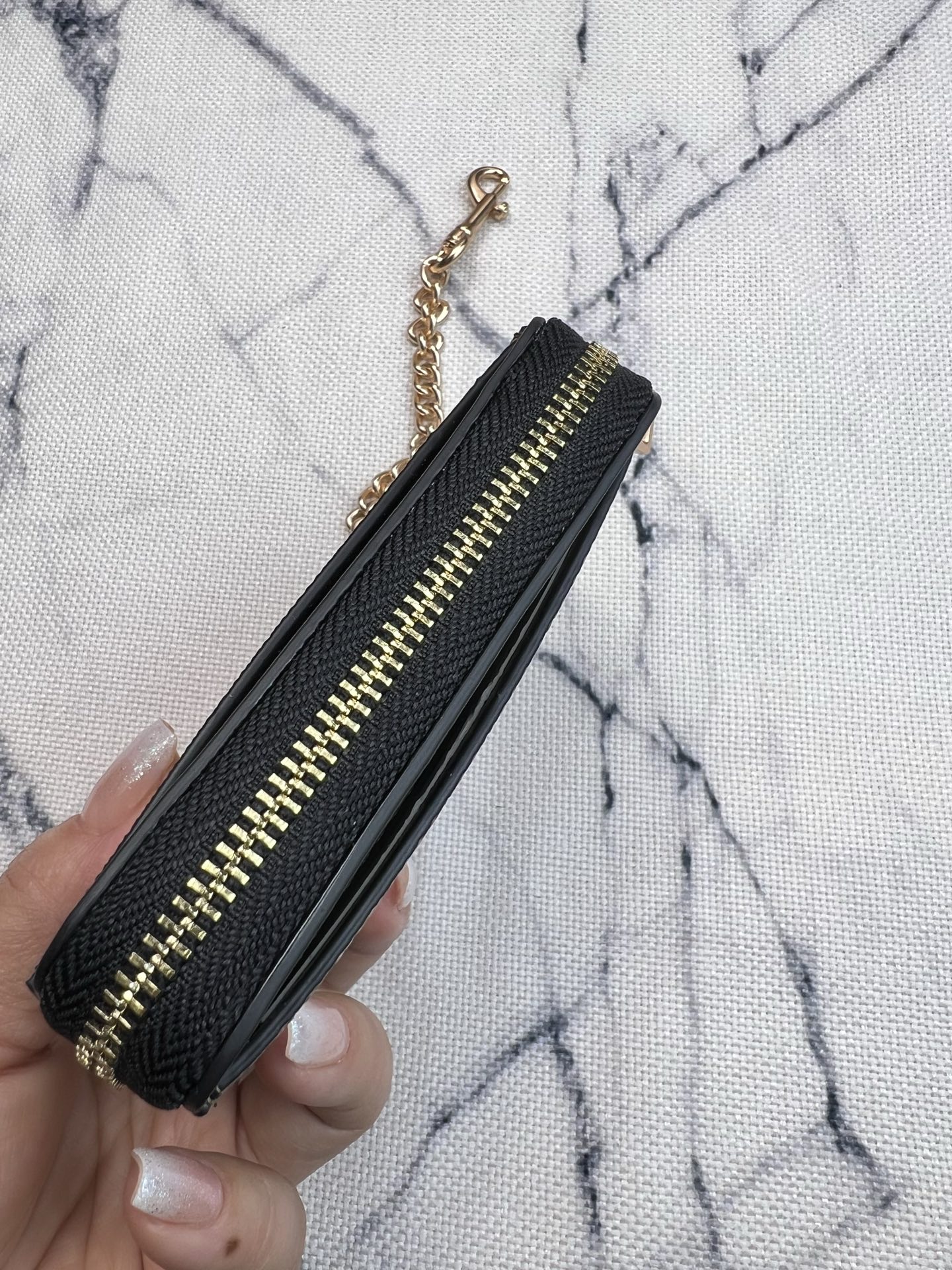 Coach ～Coach 新品 链条小卡包南瓜小怪卡其棕配黑CW886正面三个卡位放3-5张卡 里面可放小口红背后有证件照身份证驾驶证 可以挂在包上 内里是牛皮的哦 耐磨耐用还高级 礼盒套装送人自用都非常奈斯的一款小方包