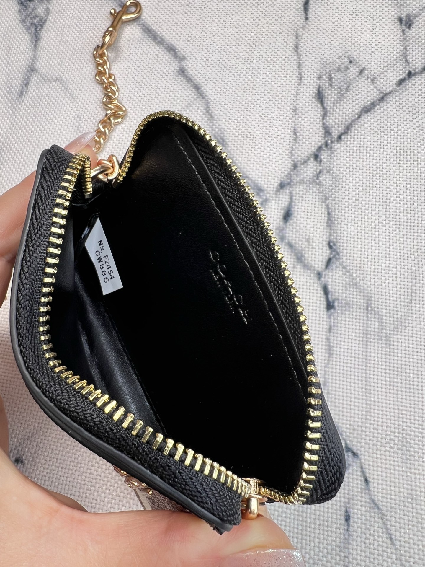 Coach ～Coach 新品 链条小卡包南瓜小怪卡其棕配黑CW886正面三个卡位放3-5张卡 里面可放小口红背后有证件照身份证驾驶证 可以挂在包上 内里是牛皮的哦 耐磨耐用还高级 礼盒套装送人自用都非常奈斯的一款小方包