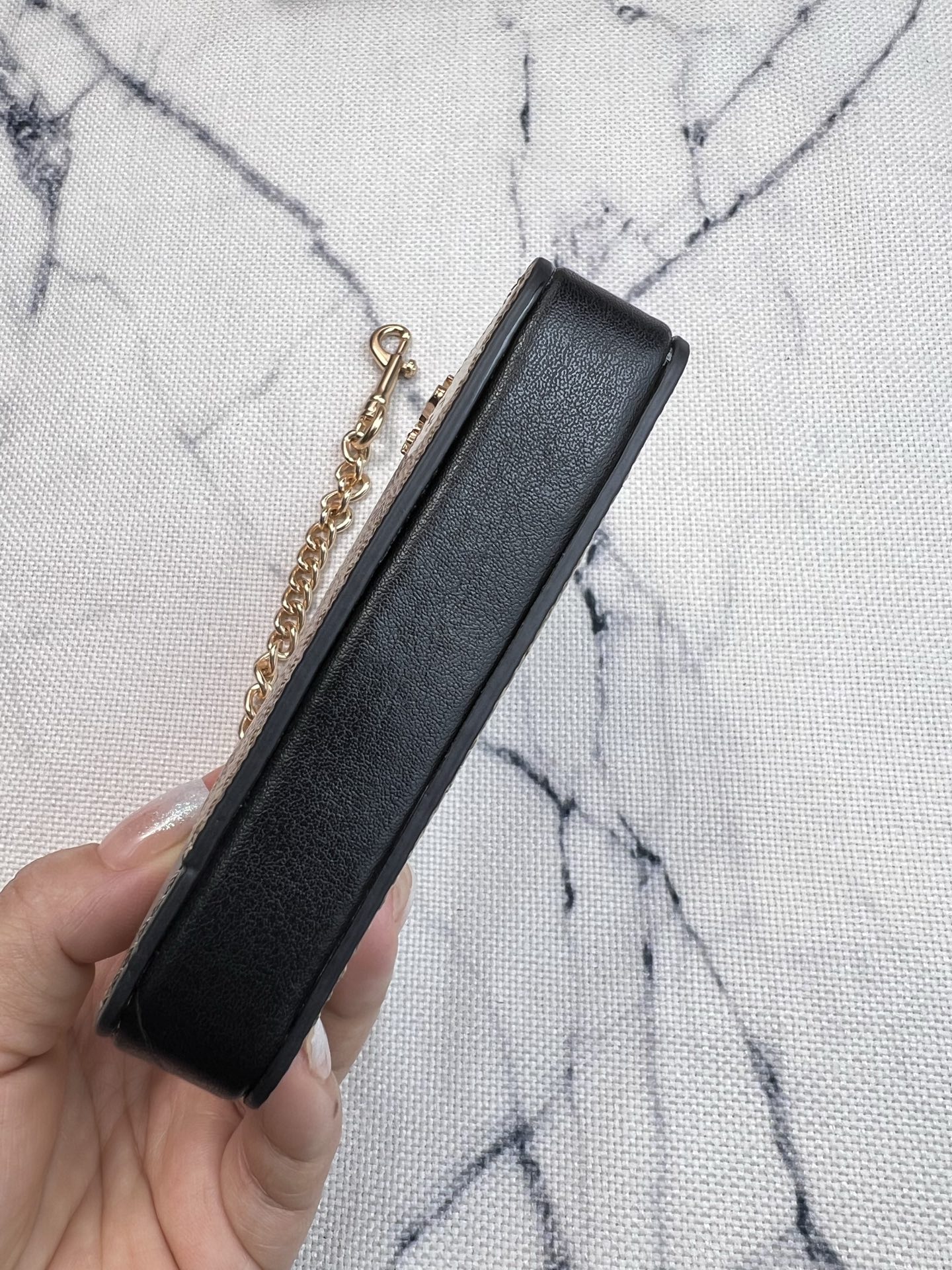 Coach ～Coach 新品 链条小卡包南瓜小怪卡其棕配黑CW886正面三个卡位放3-5张卡 里面可放小口红背后有证件照身份证驾驶证 可以挂在包上 内里是牛皮的哦 耐磨耐用还高级 礼盒套装送人自用都非常奈斯的一款小方包