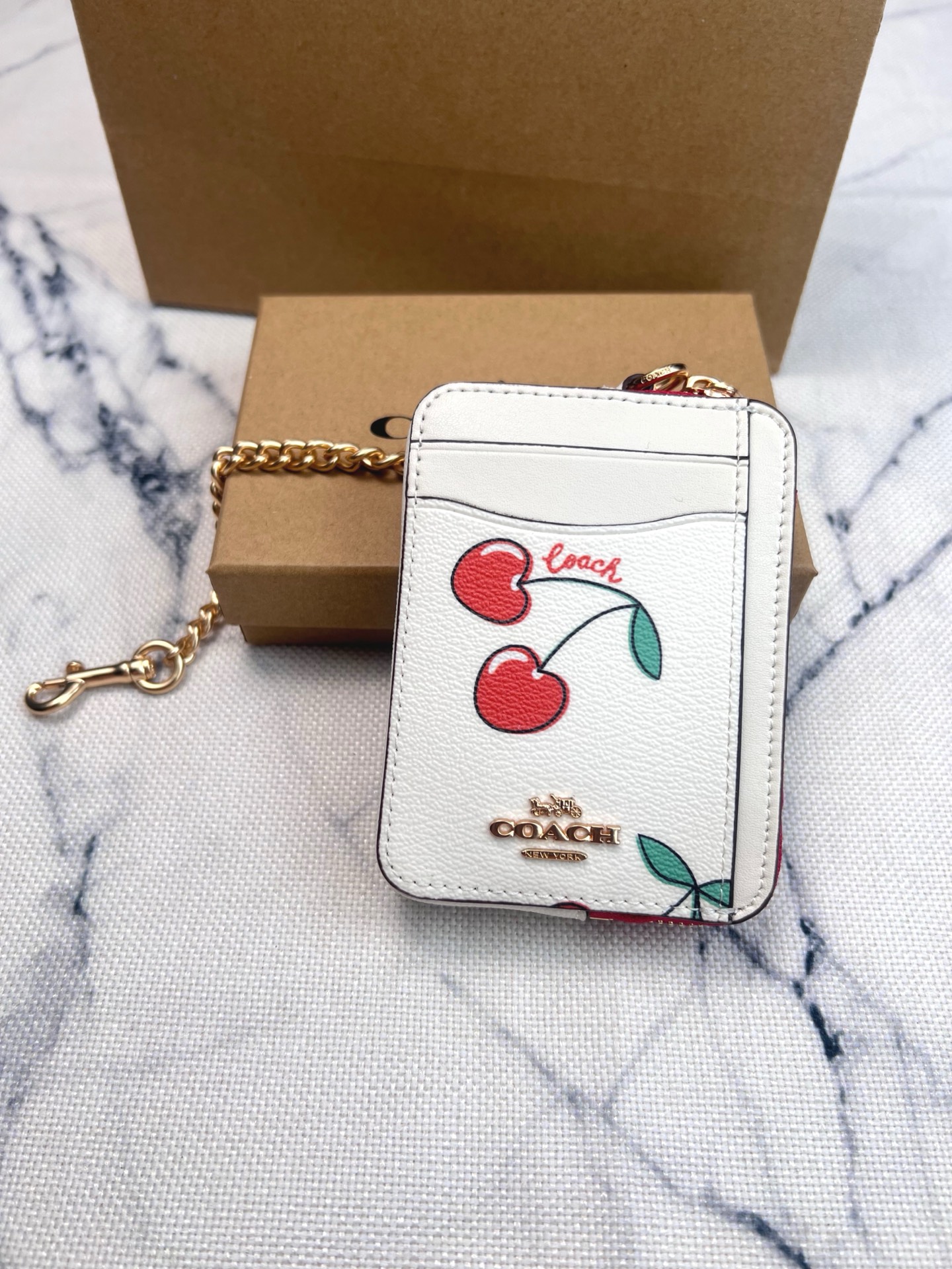 Coach ～Coach 新品 链条小卡包红色樱桃印花CF409正面三个卡位放3-5张卡