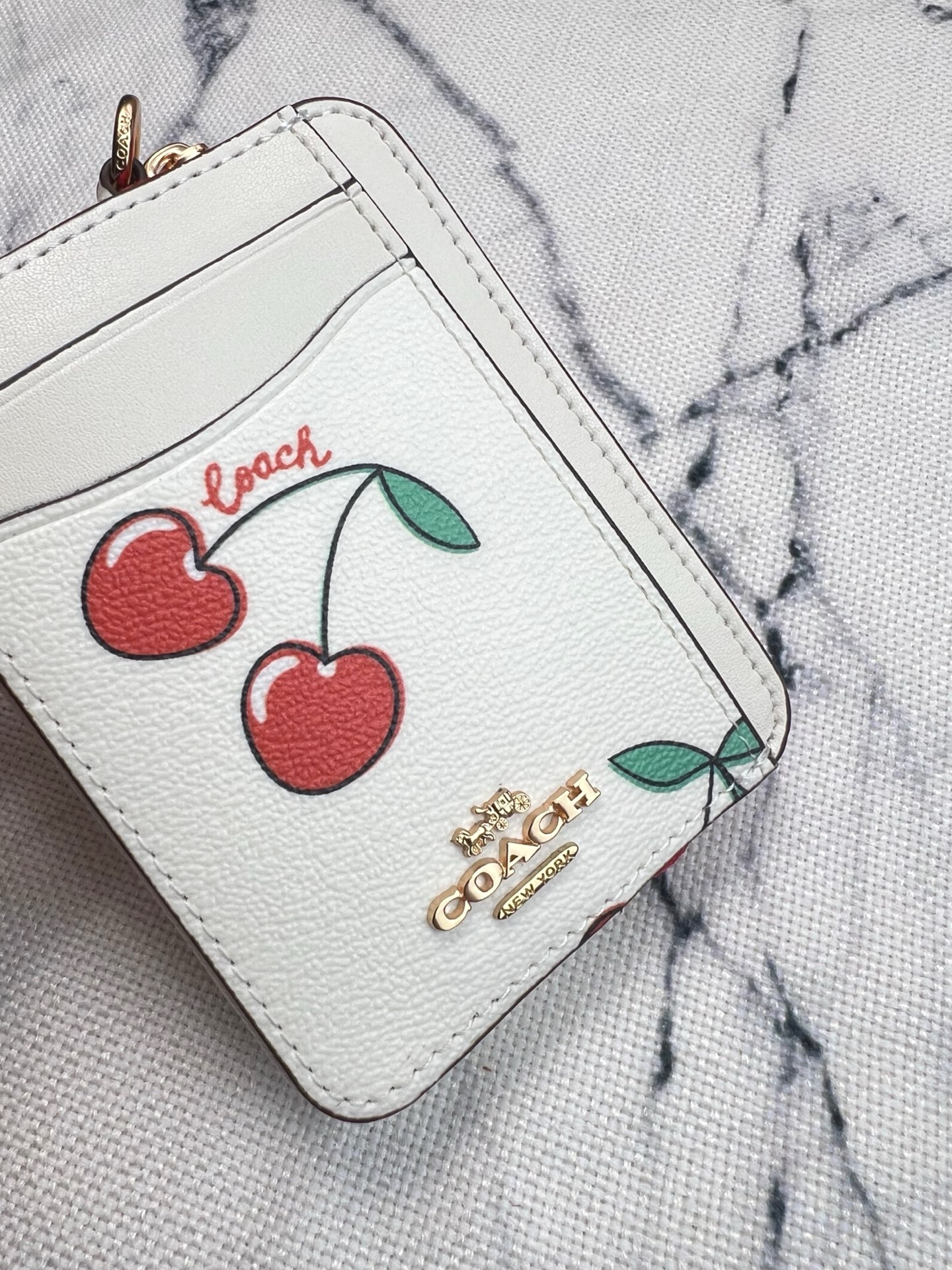 Coach ～Coach 新品 链条小卡包红色樱桃印花CF409正面三个卡位放3-5张卡