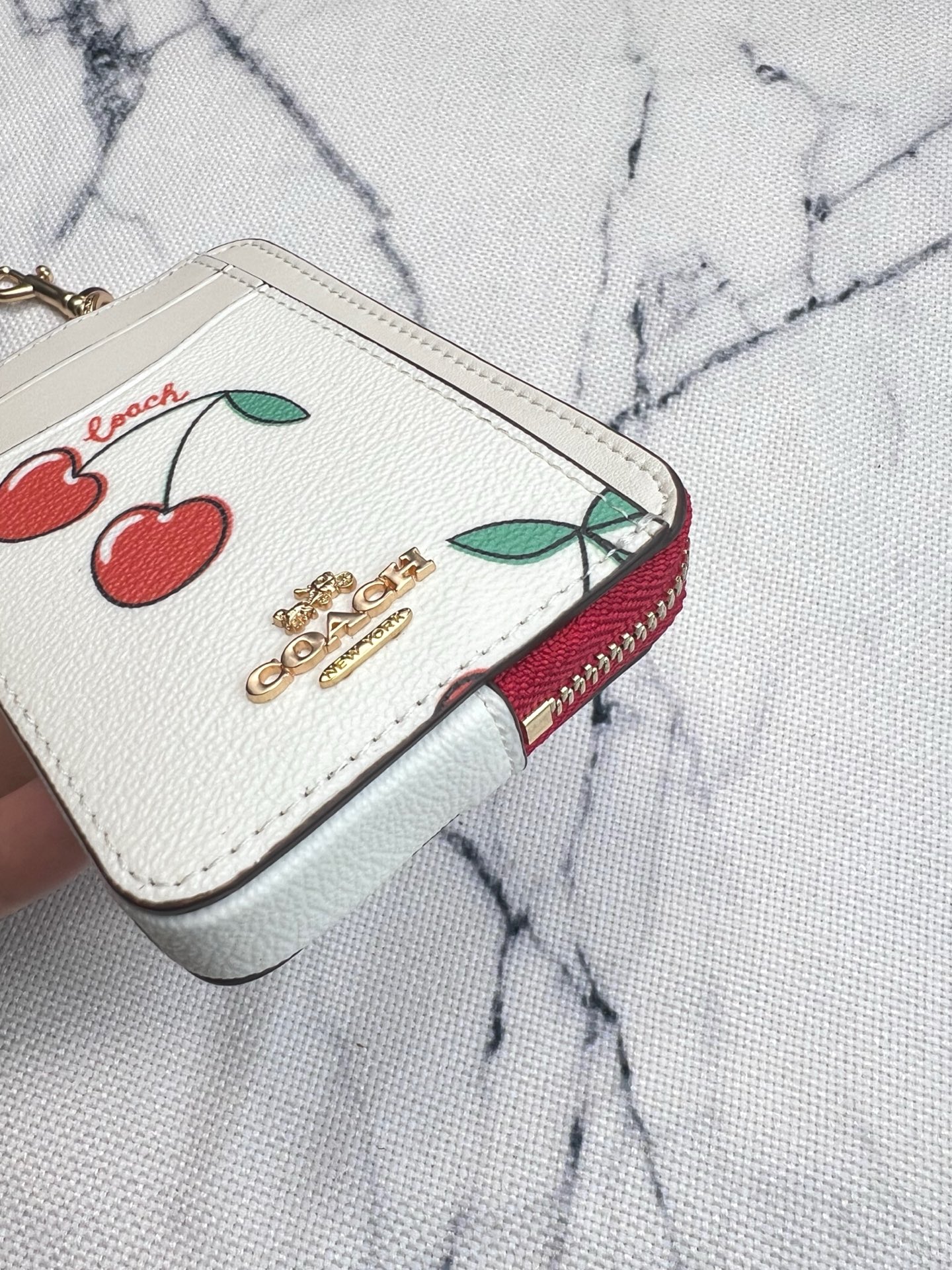 Coach ～Coach 新品 链条小卡包红色樱桃印花CF409正面三个卡位放3-5张卡