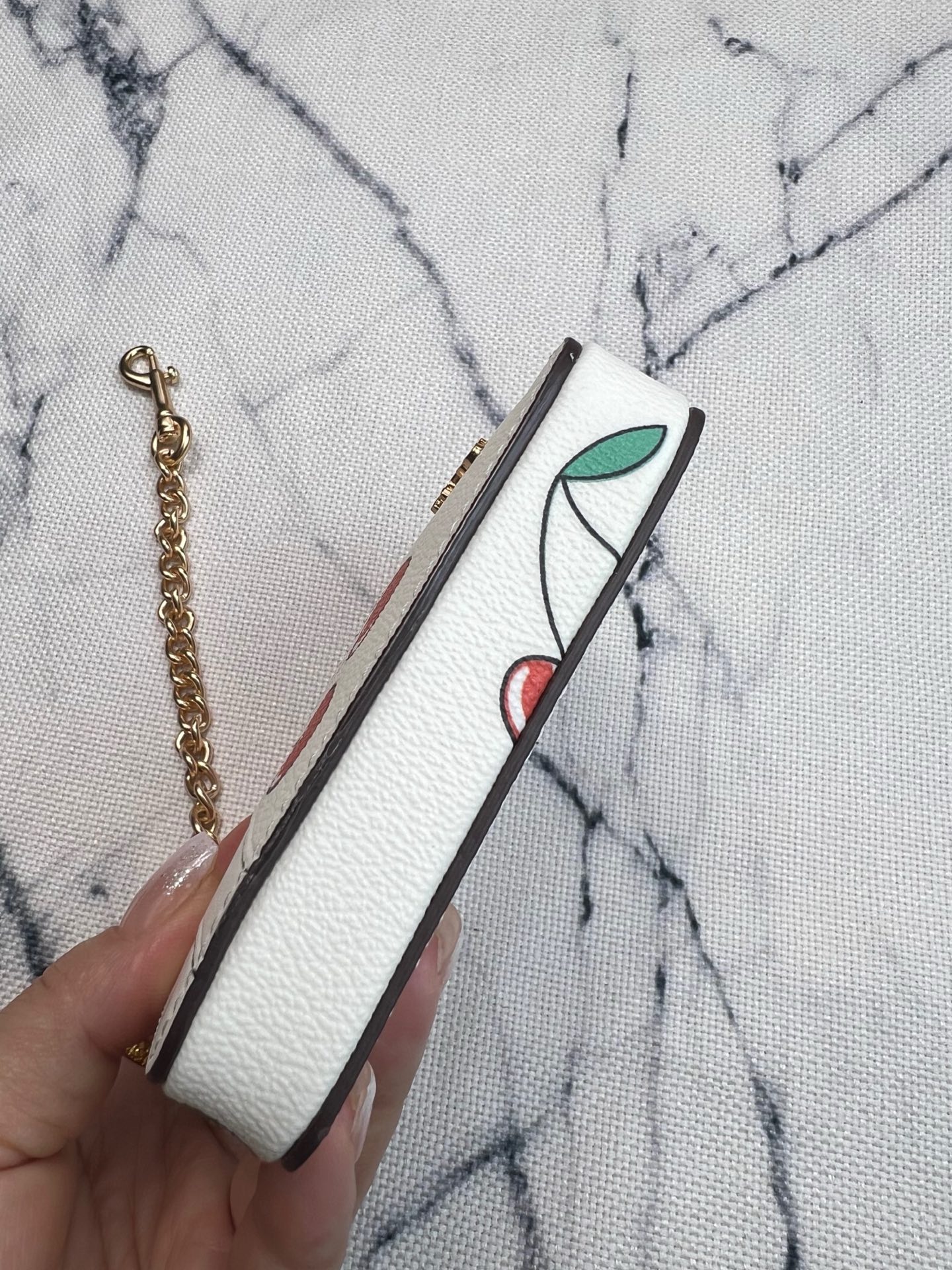 Coach ～Coach 新品 链条小卡包红色樱桃印花CF409正面三个卡位放3-5张卡