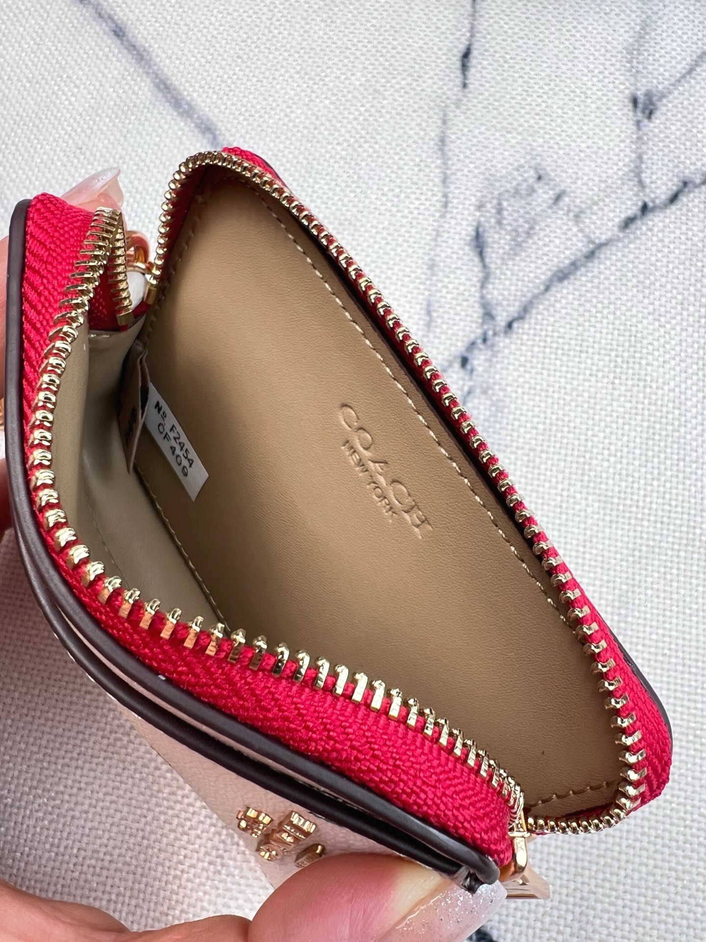 Coach ～Coach 新品 链条小卡包红色樱桃印花CF409正面三个卡位放3-5张卡