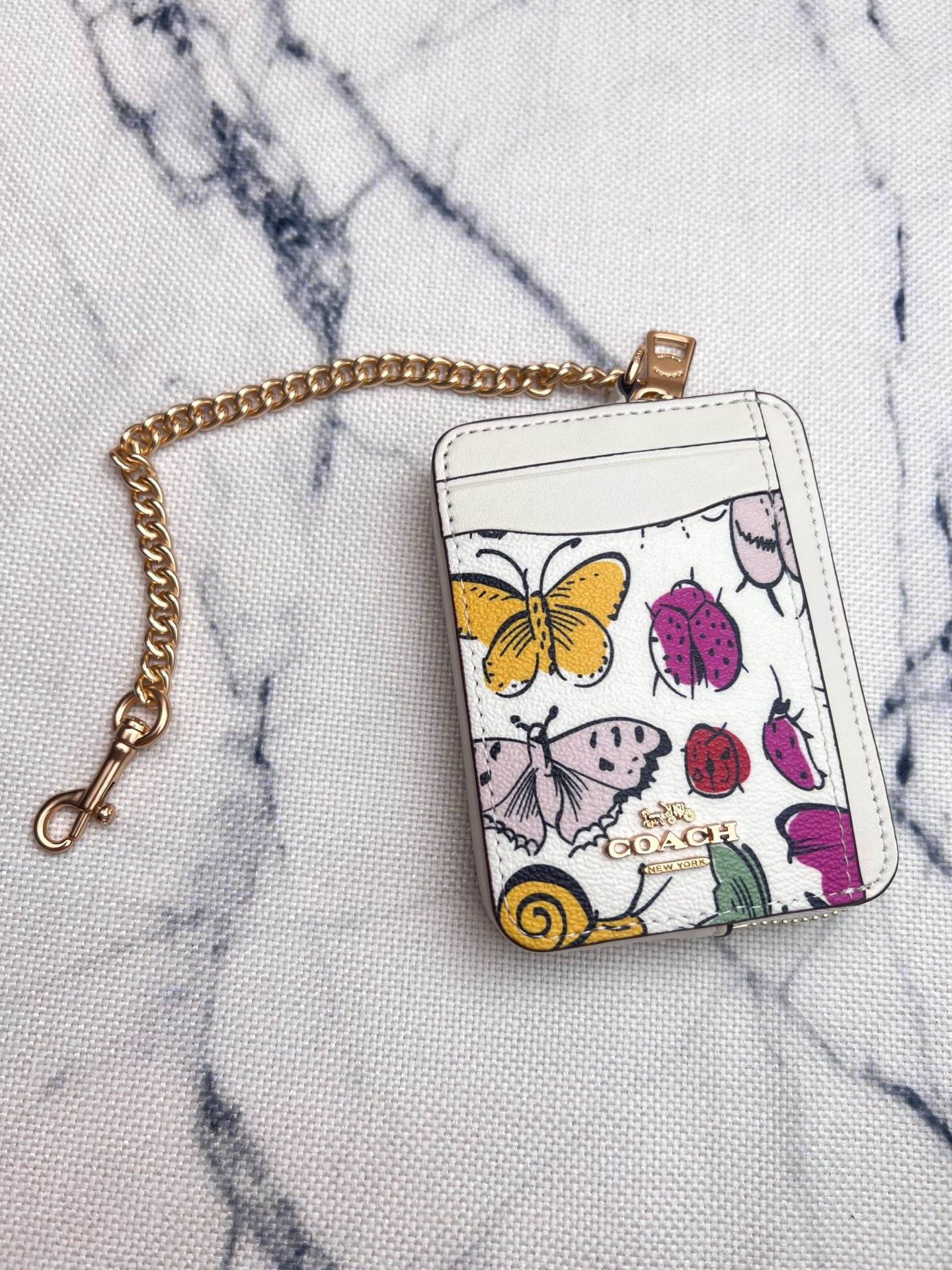 Coach ～Coach 新品 链条小方包生物图案印花涂层文案CW889正面三个卡位放3-5张卡 里面可放小口红背后有证件照身份证驾驶证 可以挂在包上 内里是牛皮的哦 耐磨耐用还高级 礼盒套装送人自用都非常奈斯的一款小方包