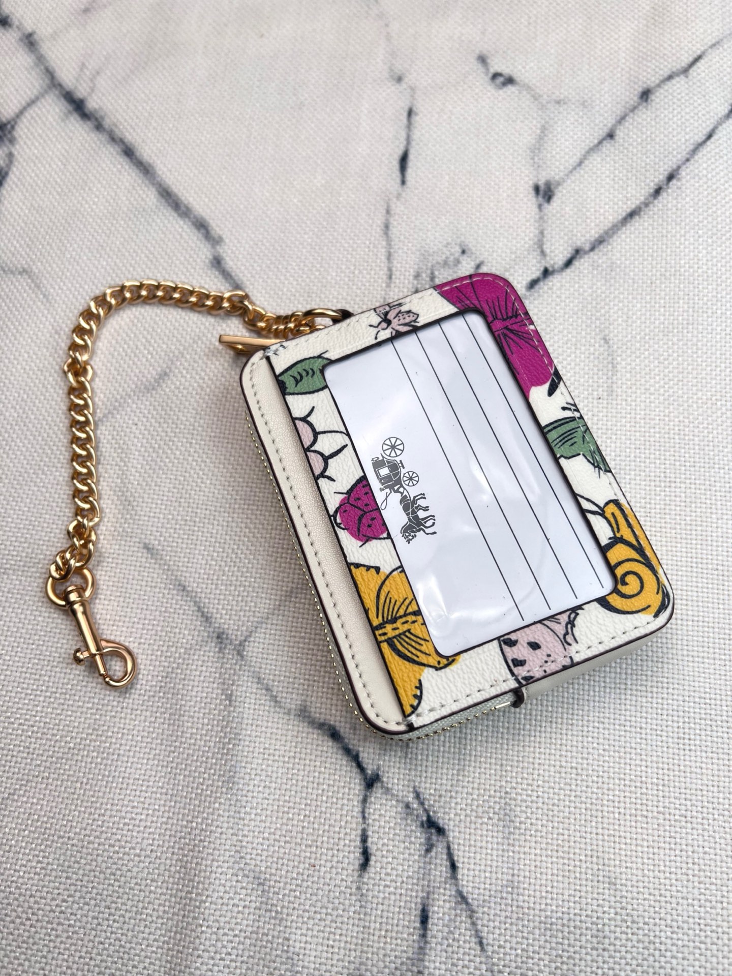 Coach ～Coach 新品 链条小方包生物图案印花涂层文案CW889正面三个卡位放3-5张卡 里面可放小口红背后有证件照身份证驾驶证 可以挂在包上 内里是牛皮的哦 耐磨耐用还高级 礼盒套装送人自用都非常奈斯的一款小方包