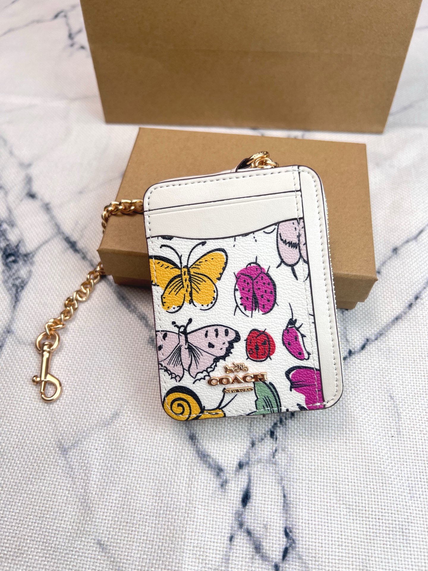 Coach ～Coach 新品 链条小方包生物图案印花涂层文案CW889正面三个卡位放3-5张卡 里面可放小口红背后有证件照身份证驾驶证 可以挂在包上 内里是牛皮的哦 耐磨耐用还高级 礼盒套装送人自用都非常奈斯的一款小方包