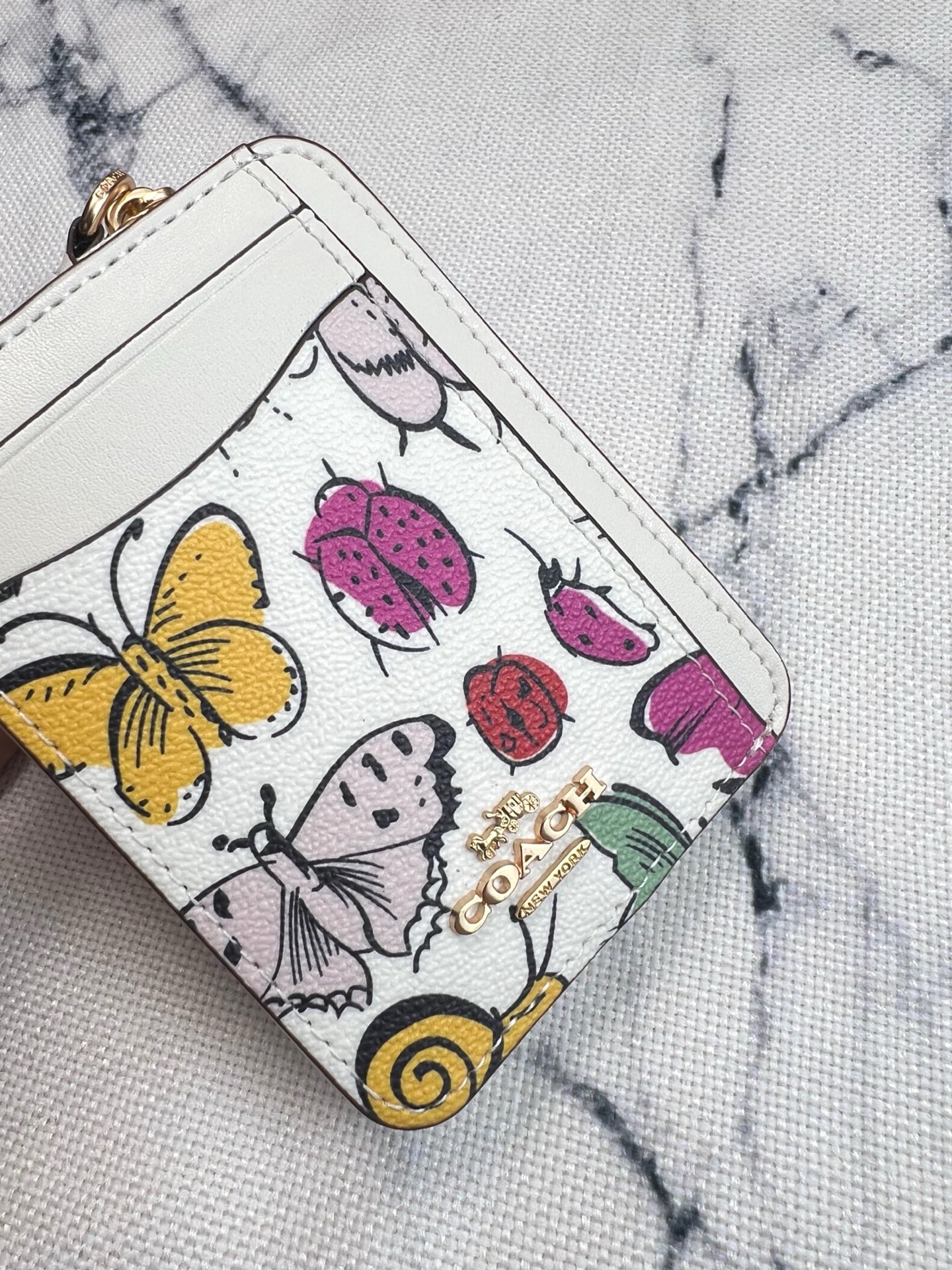 Coach ～Coach 新品 链条小方包生物图案印花涂层文案CW889正面三个卡位放3-5张卡 里面可放小口红背后有证件照身份证驾驶证 可以挂在包上 内里是牛皮的哦 耐磨耐用还高级 礼盒套装送人自用都非常奈斯的一款小方包