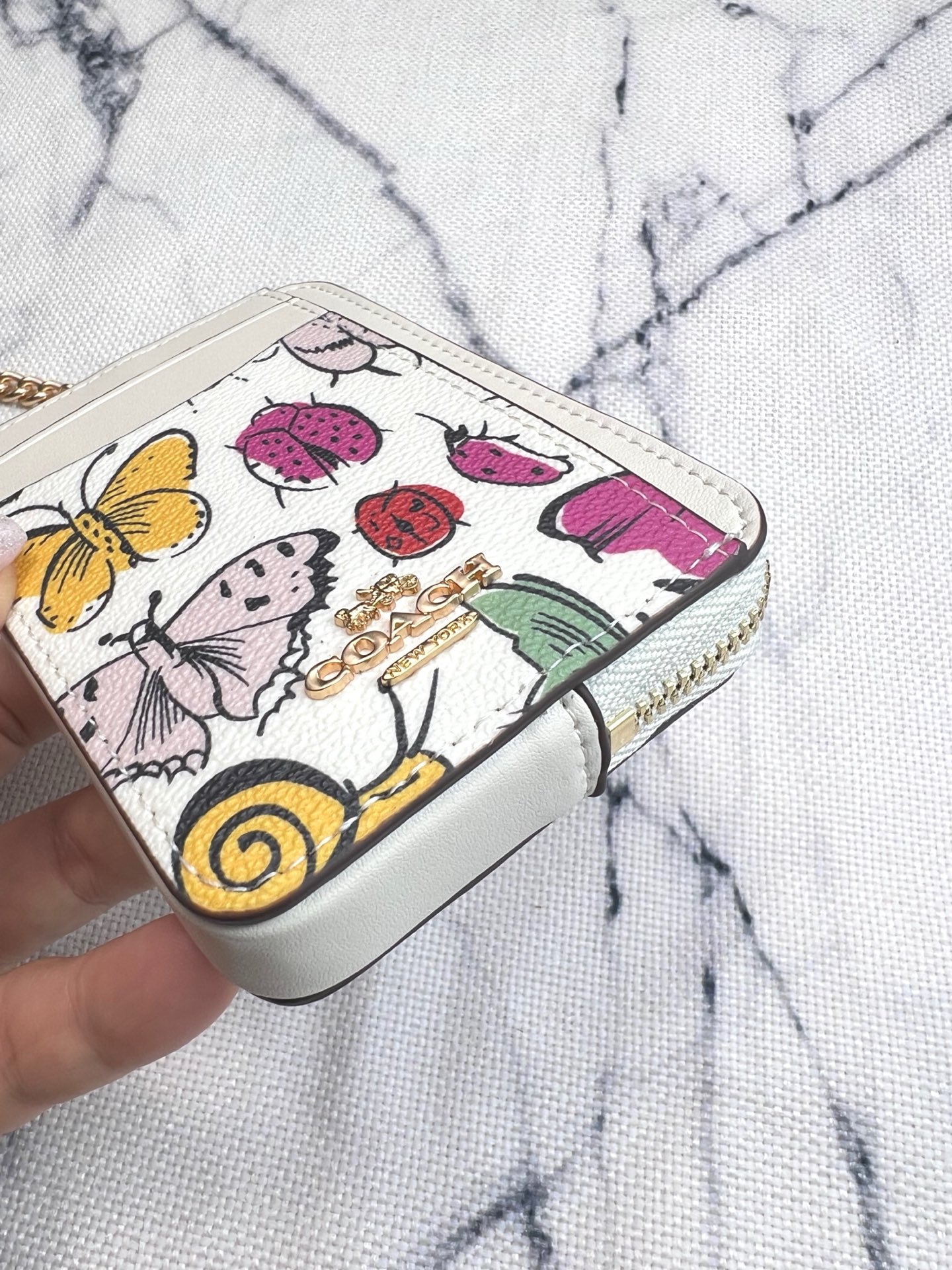 Coach ～Coach 新品 链条小方包生物图案印花涂层文案CW889正面三个卡位放3-5张卡 里面可放小口红背后有证件照身份证驾驶证 可以挂在包上 内里是牛皮的哦 耐磨耐用还高级 礼盒套装送人自用都非常奈斯的一款小方包