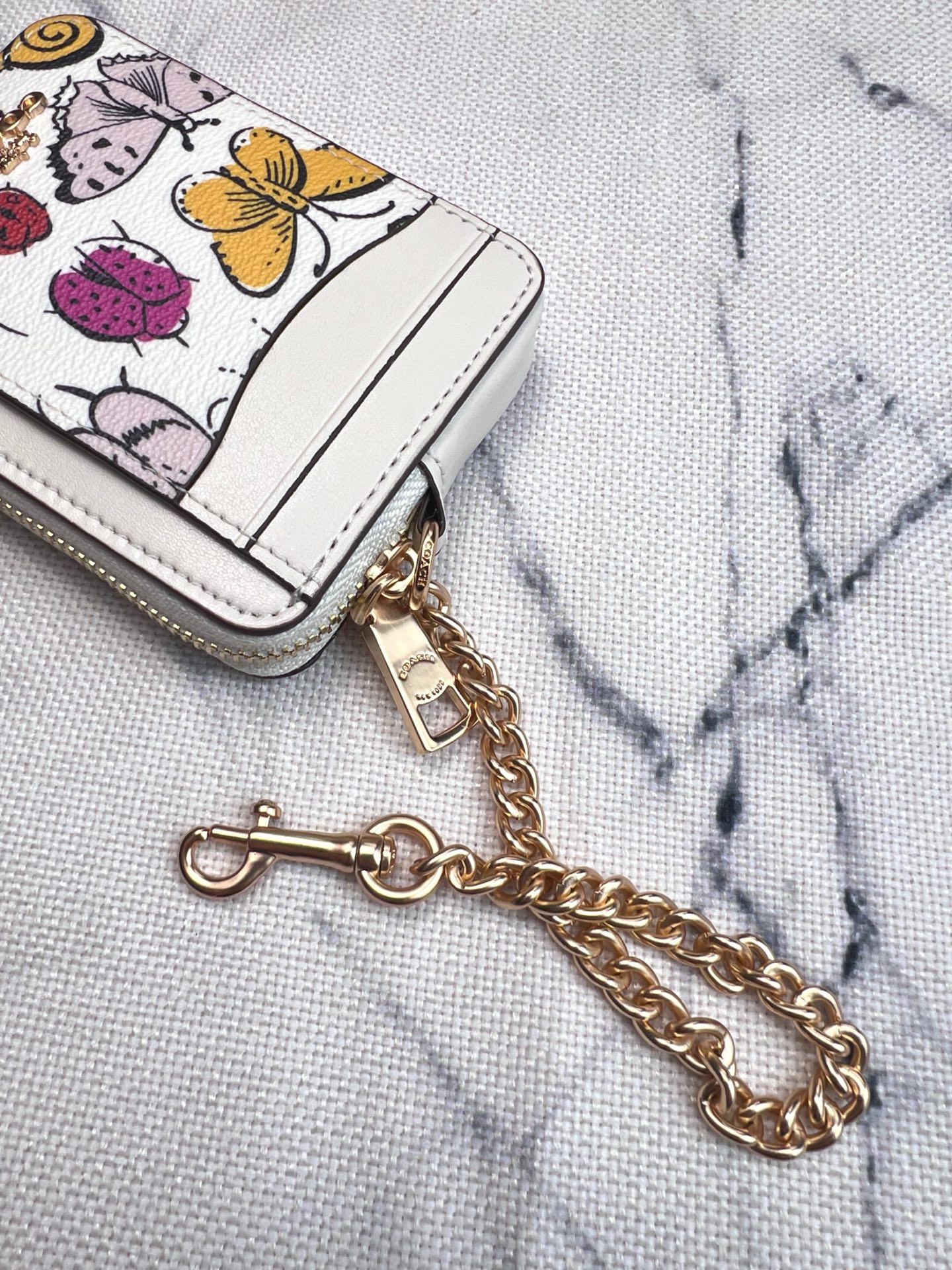 Coach ～Coach 新品 链条小方包生物图案印花涂层文案CW889正面三个卡位放3-5张卡 里面可放小口红背后有证件照身份证驾驶证 可以挂在包上 内里是牛皮的哦 耐磨耐用还高级 礼盒套装送人自用都非常奈斯的一款小方包