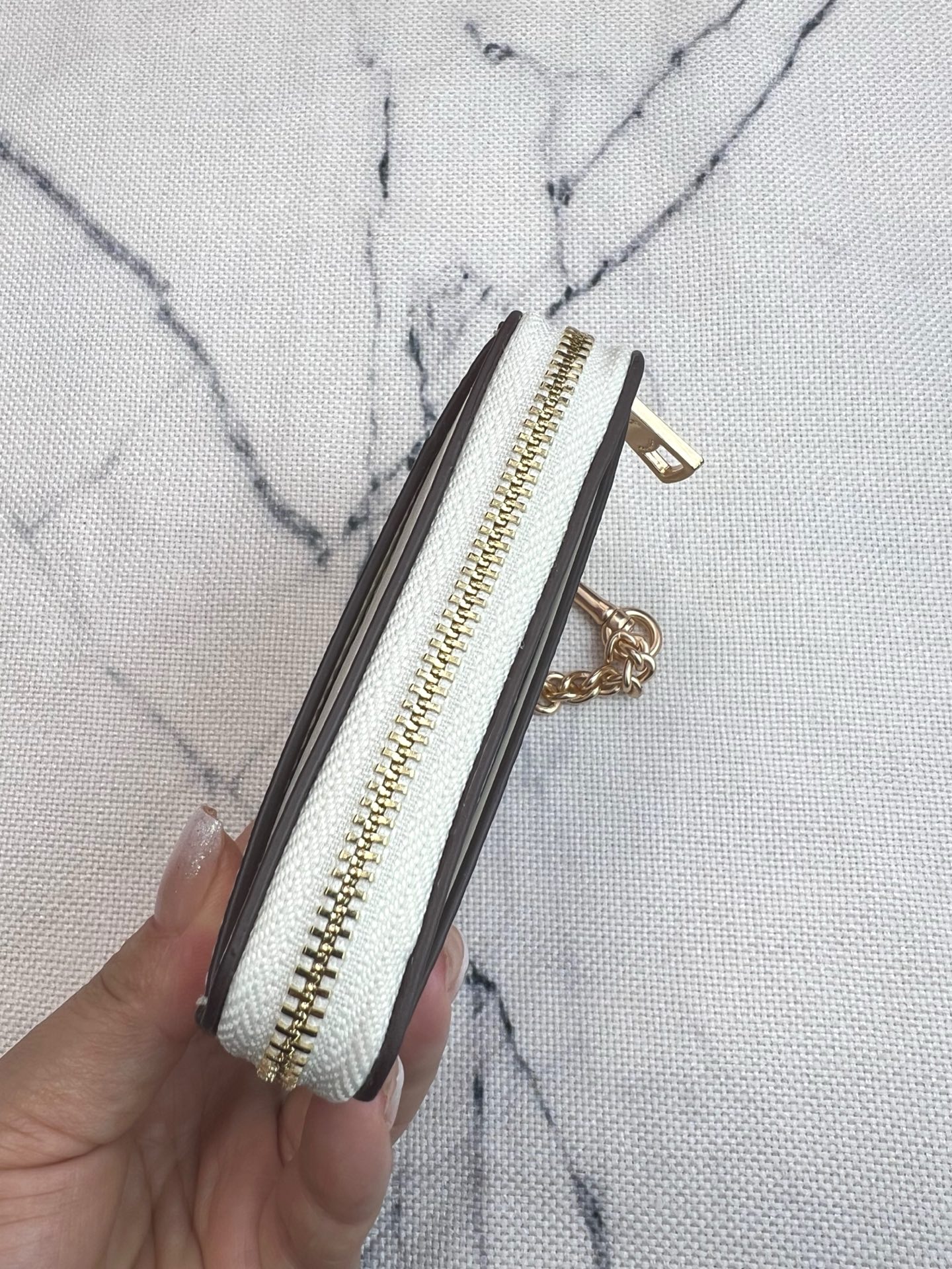 Coach ～Coach 新品 链条小方包生物图案印花涂层文案CW889正面三个卡位放3-5张卡 里面可放小口红背后有证件照身份证驾驶证 可以挂在包上 内里是牛皮的哦 耐磨耐用还高级 礼盒套装送人自用都非常奈斯的一款小方包