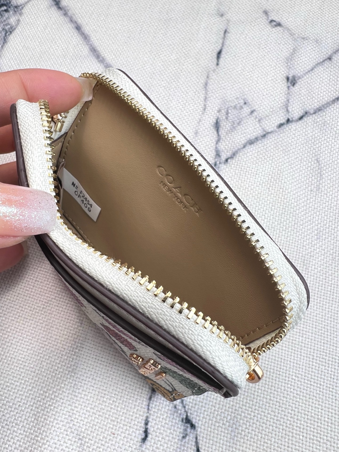 Coach ～Coach 新品 链条小方包生物图案印花涂层文案CW889正面三个卡位放3-5张卡 里面可放小口红背后有证件照身份证驾驶证 可以挂在包上 内里是牛皮的哦 耐磨耐用还高级 礼盒套装送人自用都非常奈斯的一款小方包