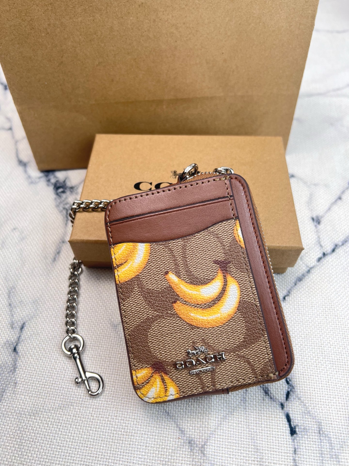 Coach ～Coach 新品 链条小方包CR833香蕉印花拉链