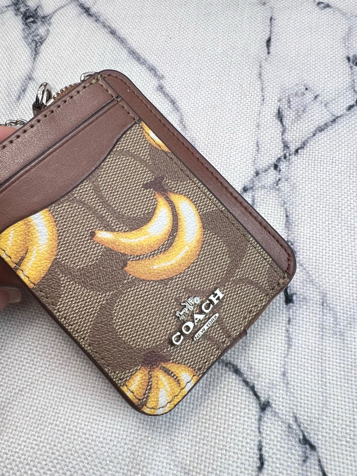 Coach ～Coach 新品 链条小方包CR833香蕉印花拉链