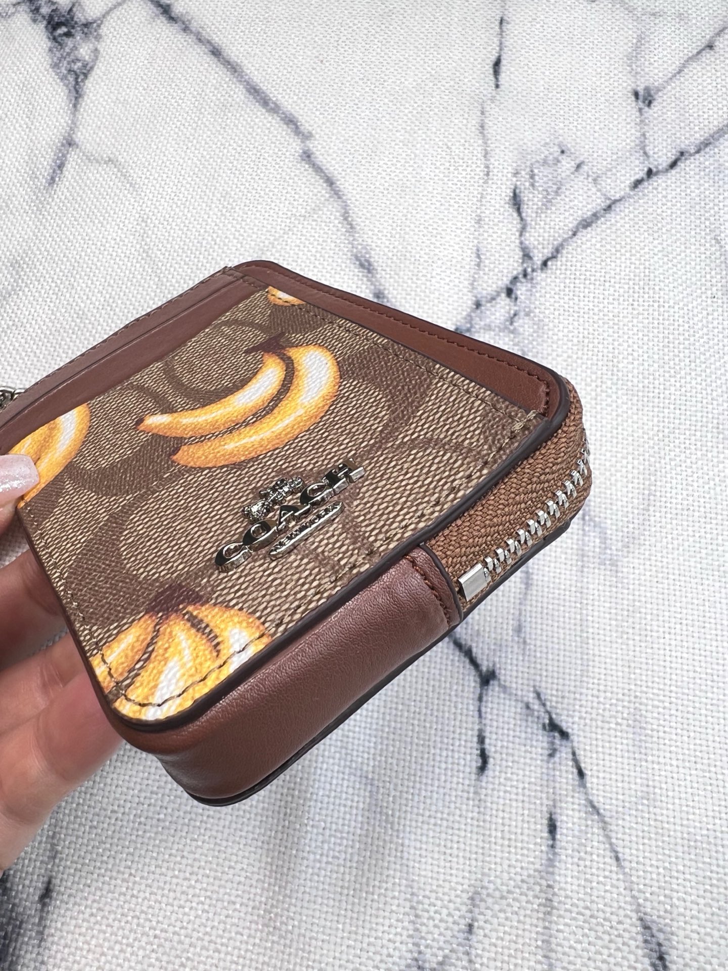 Coach ～Coach 新品 链条小方包CR833香蕉印花拉链