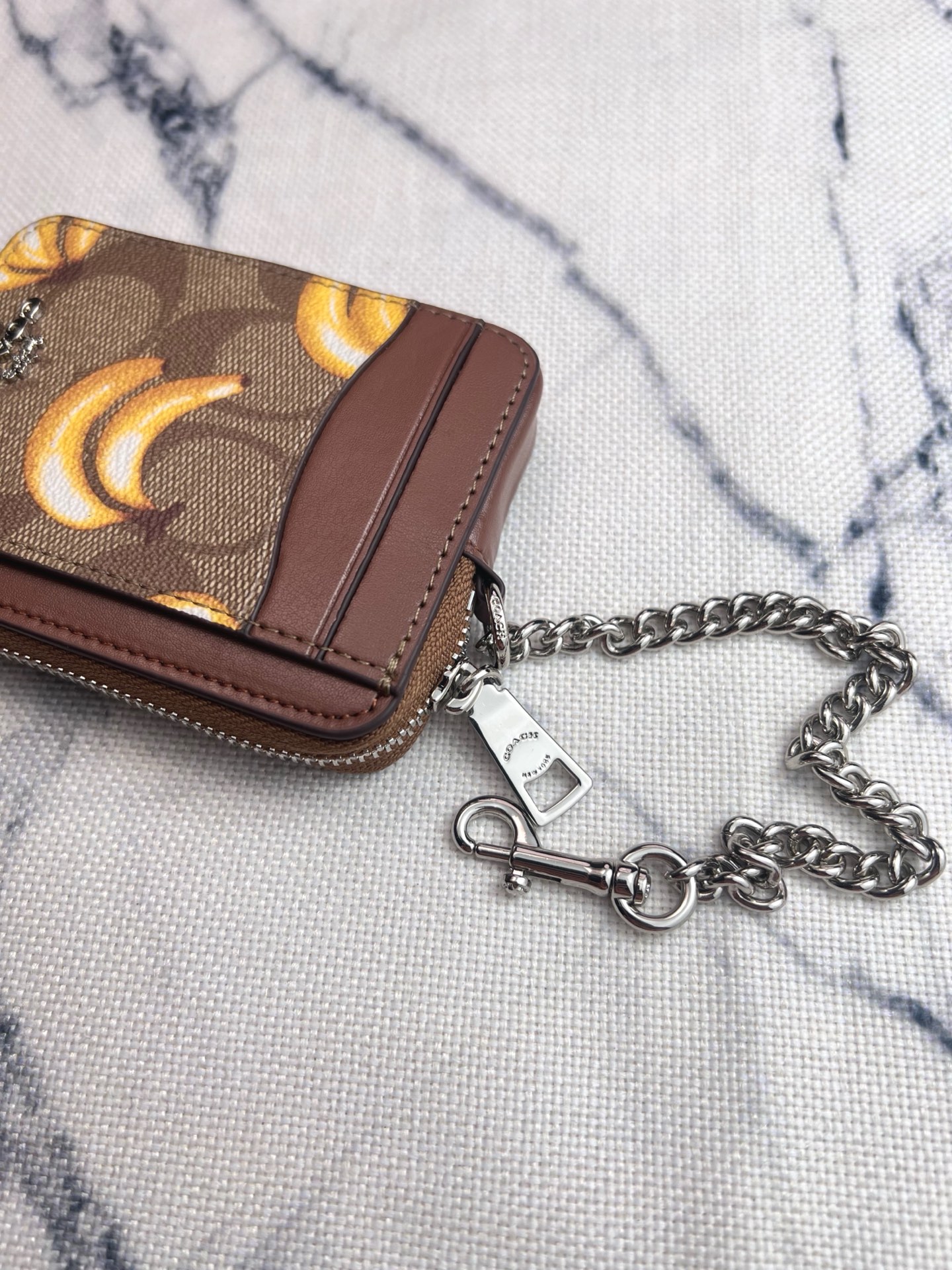Coach ～Coach 新品 链条小方包CR833香蕉印花拉链