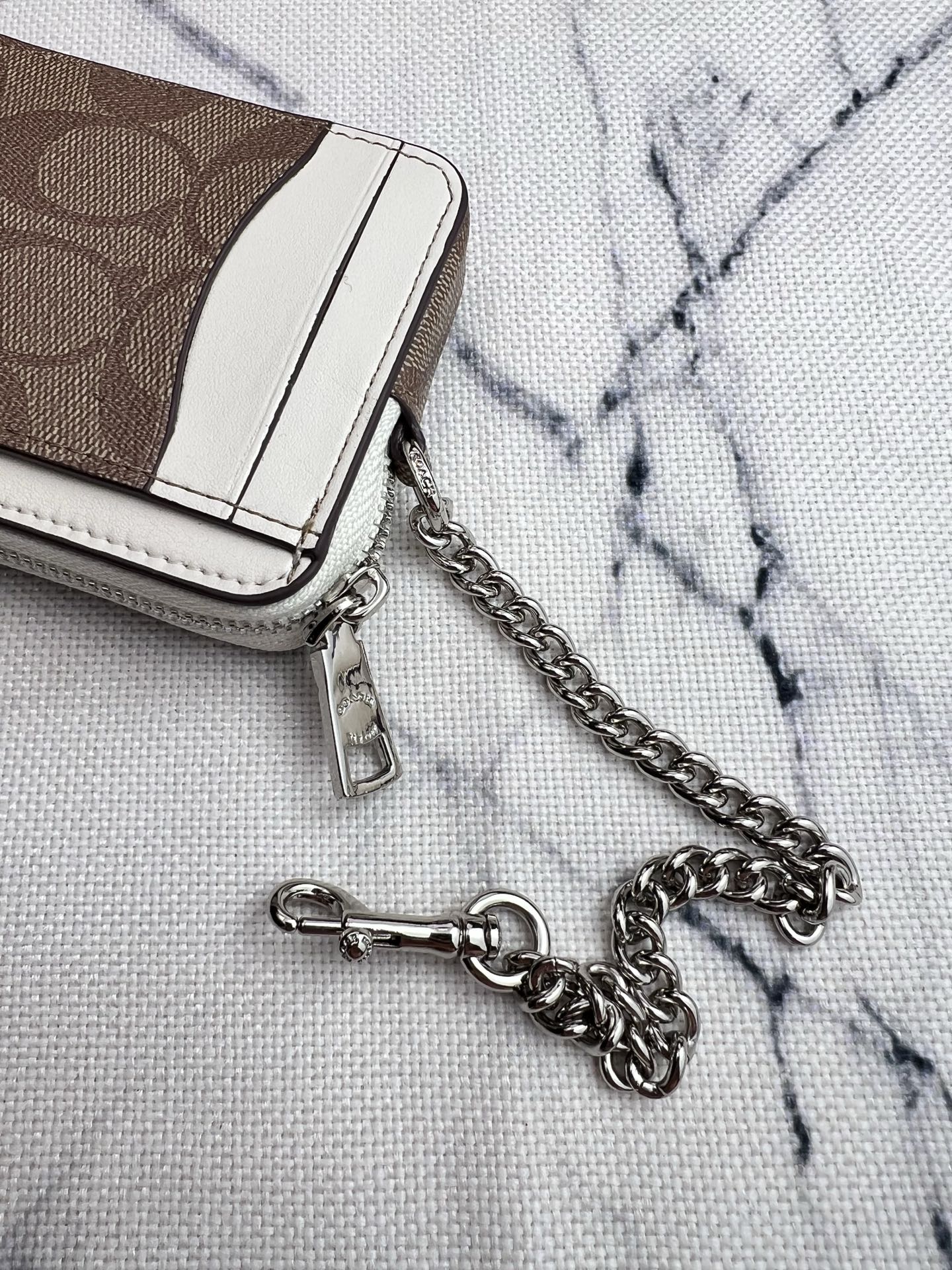 Coach ～Coach 新品 链条小卡包卡其棕配白色C0058正面三个卡位放3-5张卡