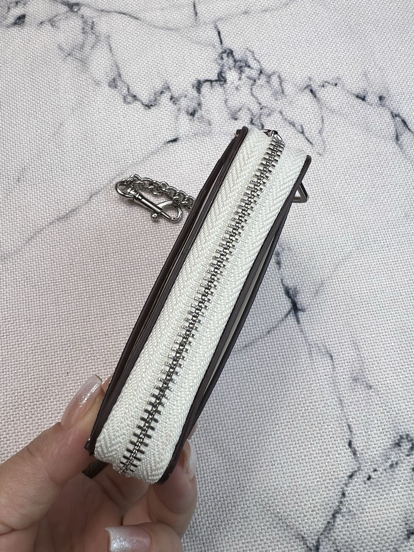 Coach ～Coach 新品 链条小卡包卡其棕配白色C0058正面三个卡位放3-5张卡