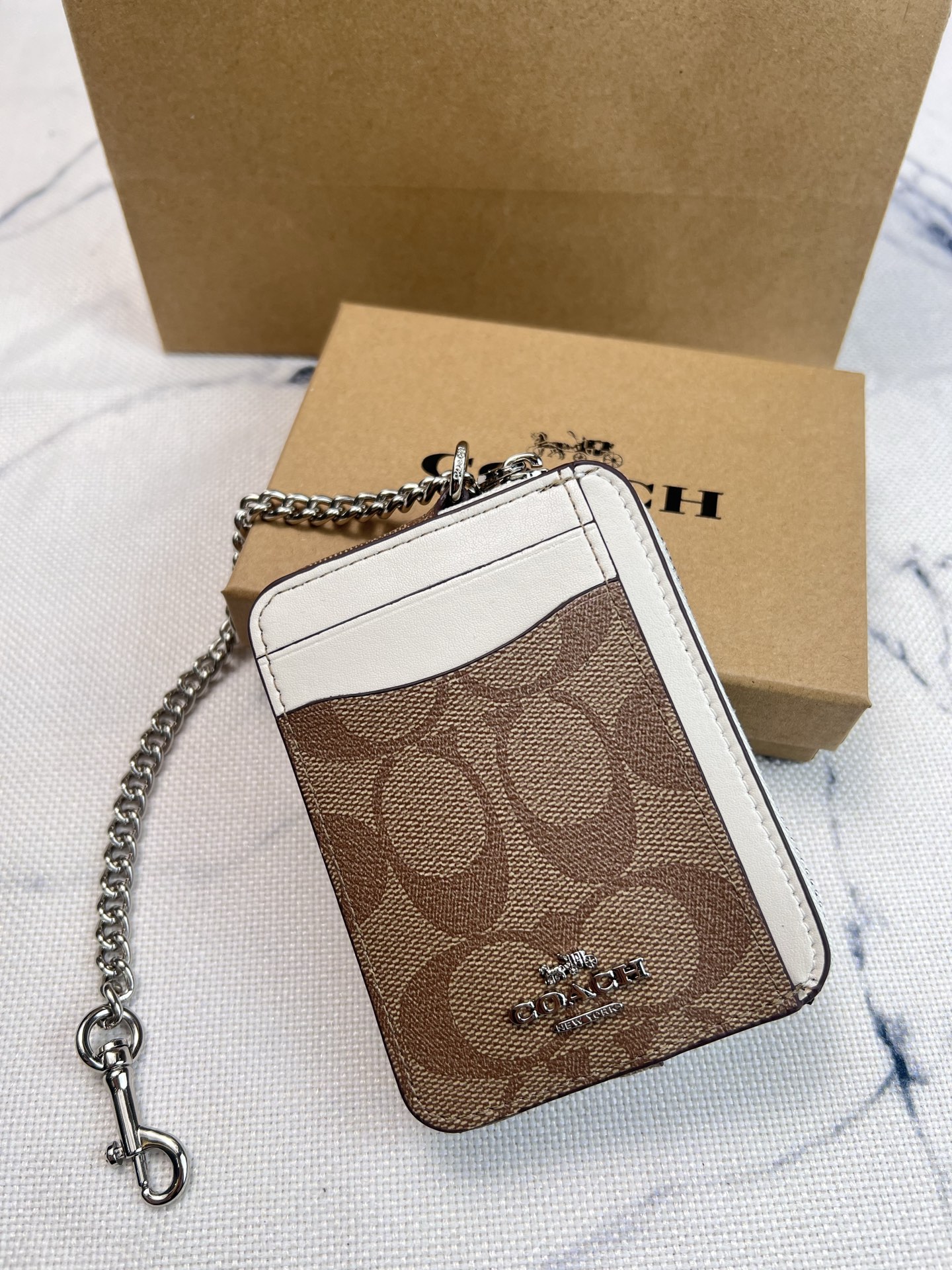 Coach ～Coach 新品 链条小卡包卡其棕配白色C0058正面三个卡位放3-5张卡
